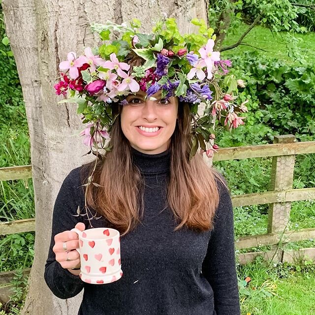 Happy #gardenday ☺️come rain or shine I had to make a eco crown and get out there to celebrate my garden 👑 I&rsquo;m really pleased for some rain, the cutting garden needs it! 🌸🌺🌷☘️🍀🌿🌦🌎🥂☕️🎉💕💚🧚🏻🥳
@gardendayuk 
#gardenday #celebrateyourg