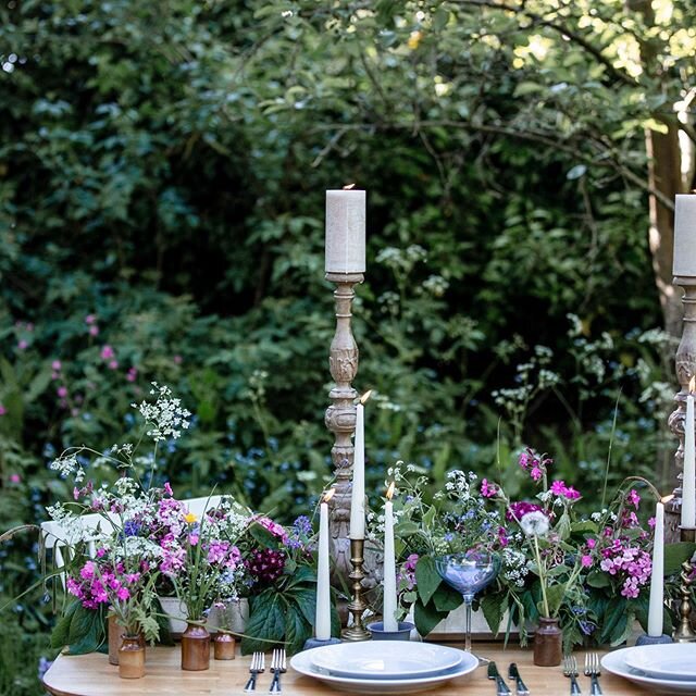 A dreamy shoot with @harrietcroftph my very talented cousin! 😘
📸 @harrietcroftph 
#britishblooms 
#homegrown 
#grownbyme
#britishflowers 
#grownnotflown
#cuttinggarden 
#flowerpatch 
#gardeningflorist 
#gardengathered 
#seasonalflowers 
#floralfix 