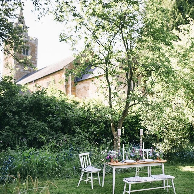 A dreamy shoot with @harrietcroftph my very talented cousin! 😘
📸 @harrietcroftph 
#britishblooms 
#homegrown 
#grownbyme
#britishflowers 
#grownnotflown
#cuttinggarden 
#flowerpatch 
#gardeningflorist 
#gardengathered 
#seasonalflowers 
#floralfix 