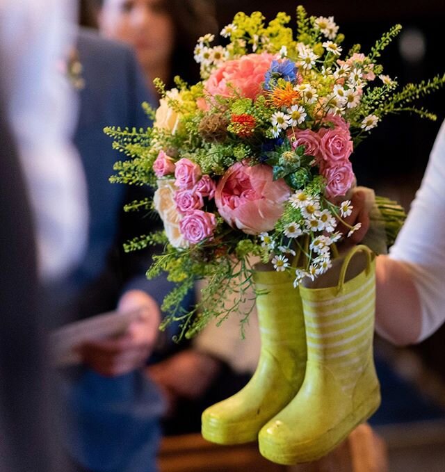 Another soggy wellie kinda day. ☔️ @puddingandplumphotography 
#weddingflowers
#bridesmaidbouquet 
#weddingflowerinspo
#countryflowers 
#flowersofinstagram 
#flowergram 
#weddingflorist 
#gardeningflorist 
#gardengathered 
#seasonalflowers 
#floralfi