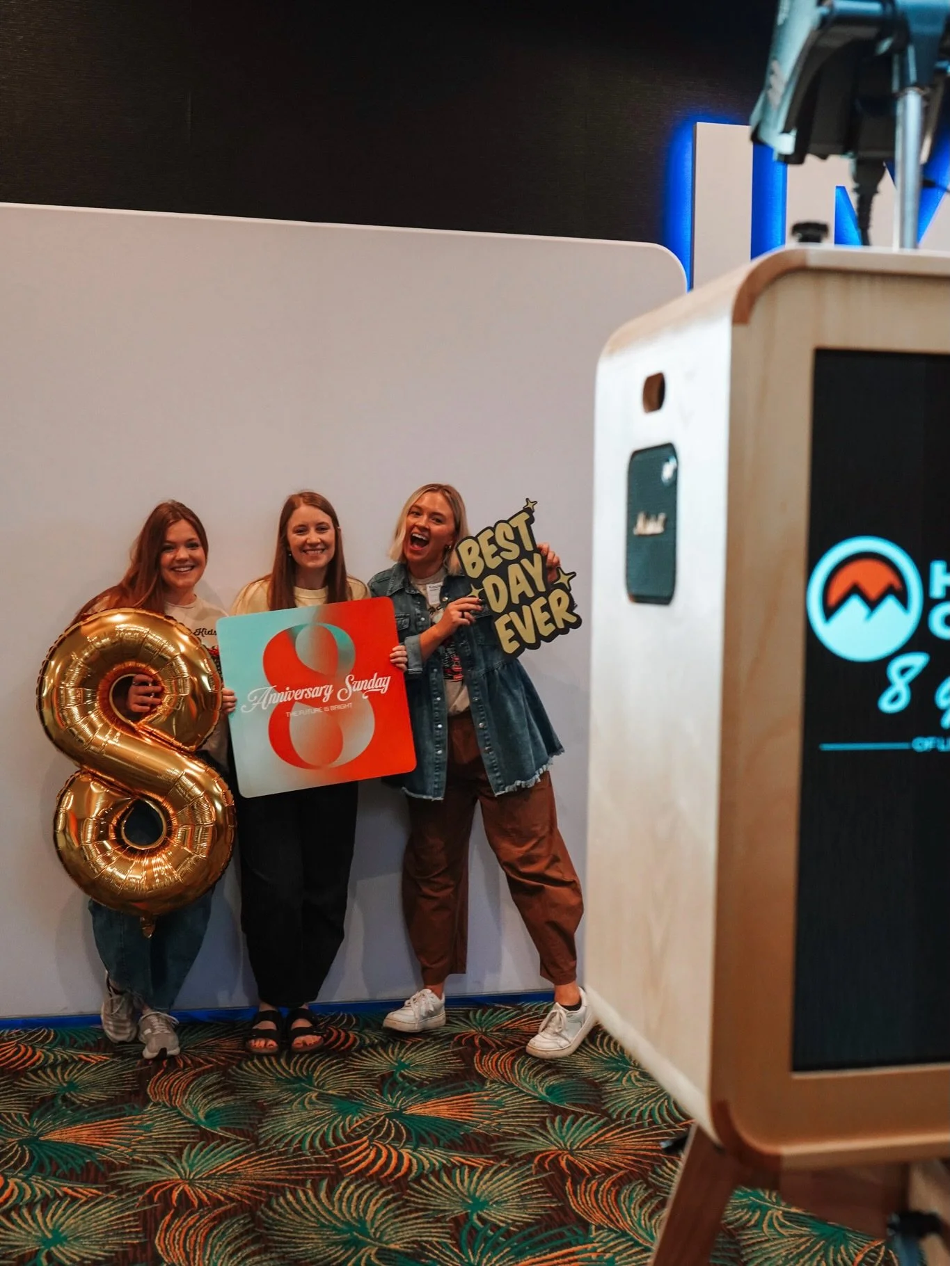 A small glimpse of an amazing day 📸

It was an incredible Anniversary Sunday celebrating 8 years of Hilltop! 

Sundays 
9:00 + 10:30
The Palms Theatres