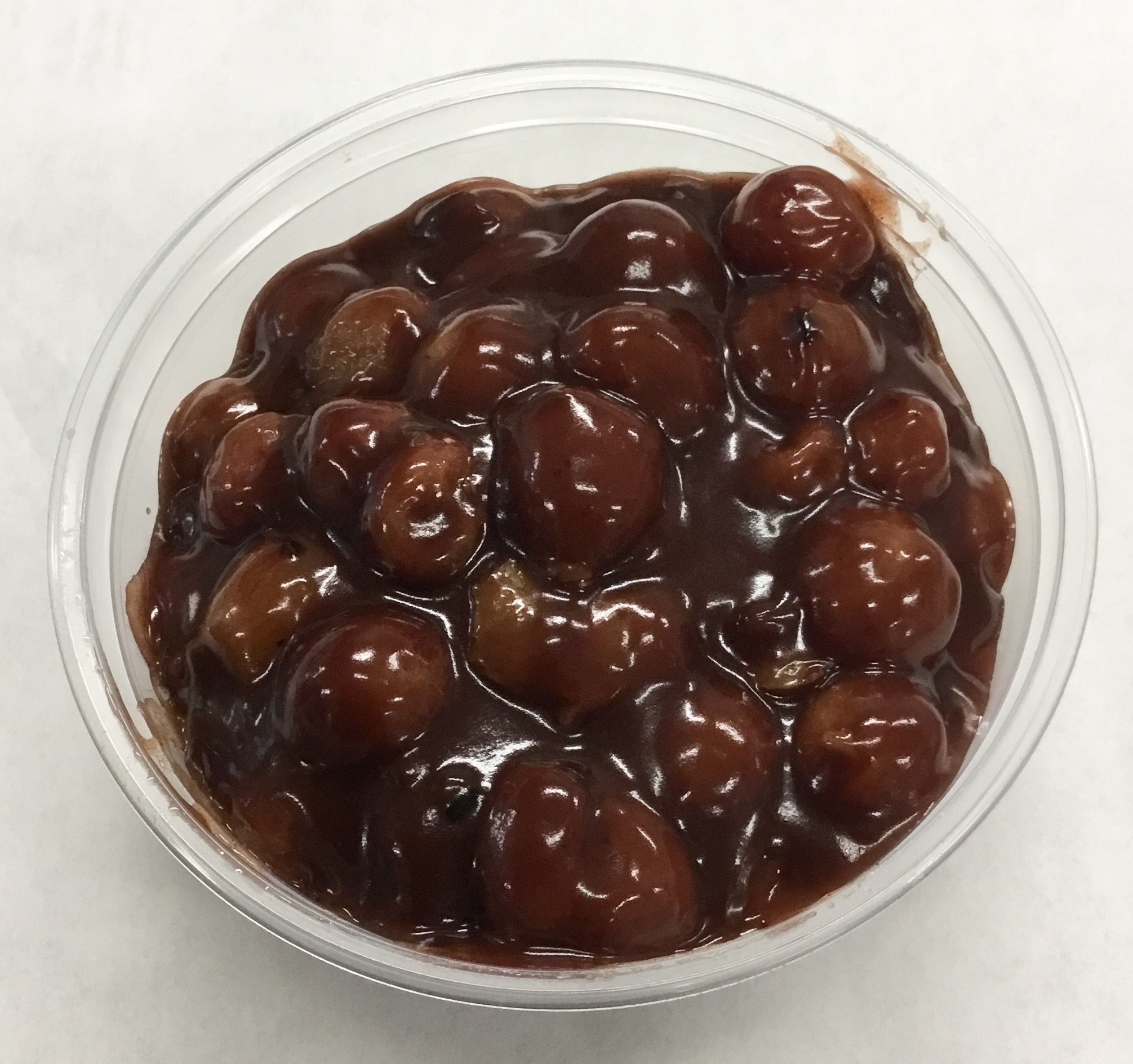 Red grapes with carob and vanilla sauce.