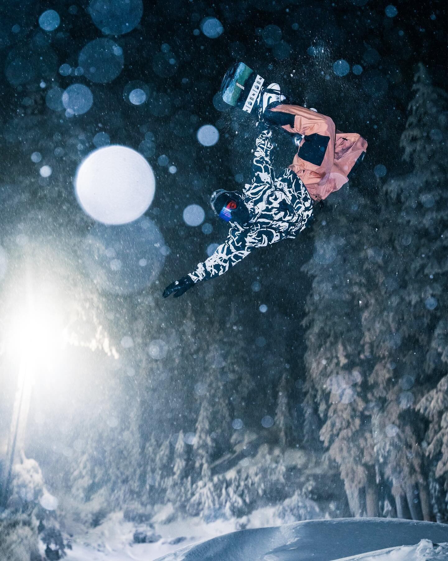 Flashback to last December at @mtseymour 

- @stuminous hadn&rsquo;t done much with the flash prior to this shoot, so we had some fun experimenting and lucked out with some light snow, that really set this photo off 💥 

Not to mention @thenorthface 