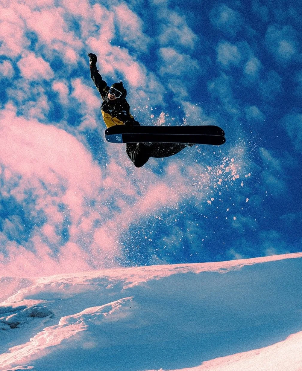 I don&rsquo;t always go splitboarding&hellip; but when I do, it&rsquo;s nice to get heli bumps from @phantom.heli 😁

Fun day out early season with @alxarmstrng &amp; @tompeiffer 

Photos by @guyfattalphoto 

@thenorthface_snow
