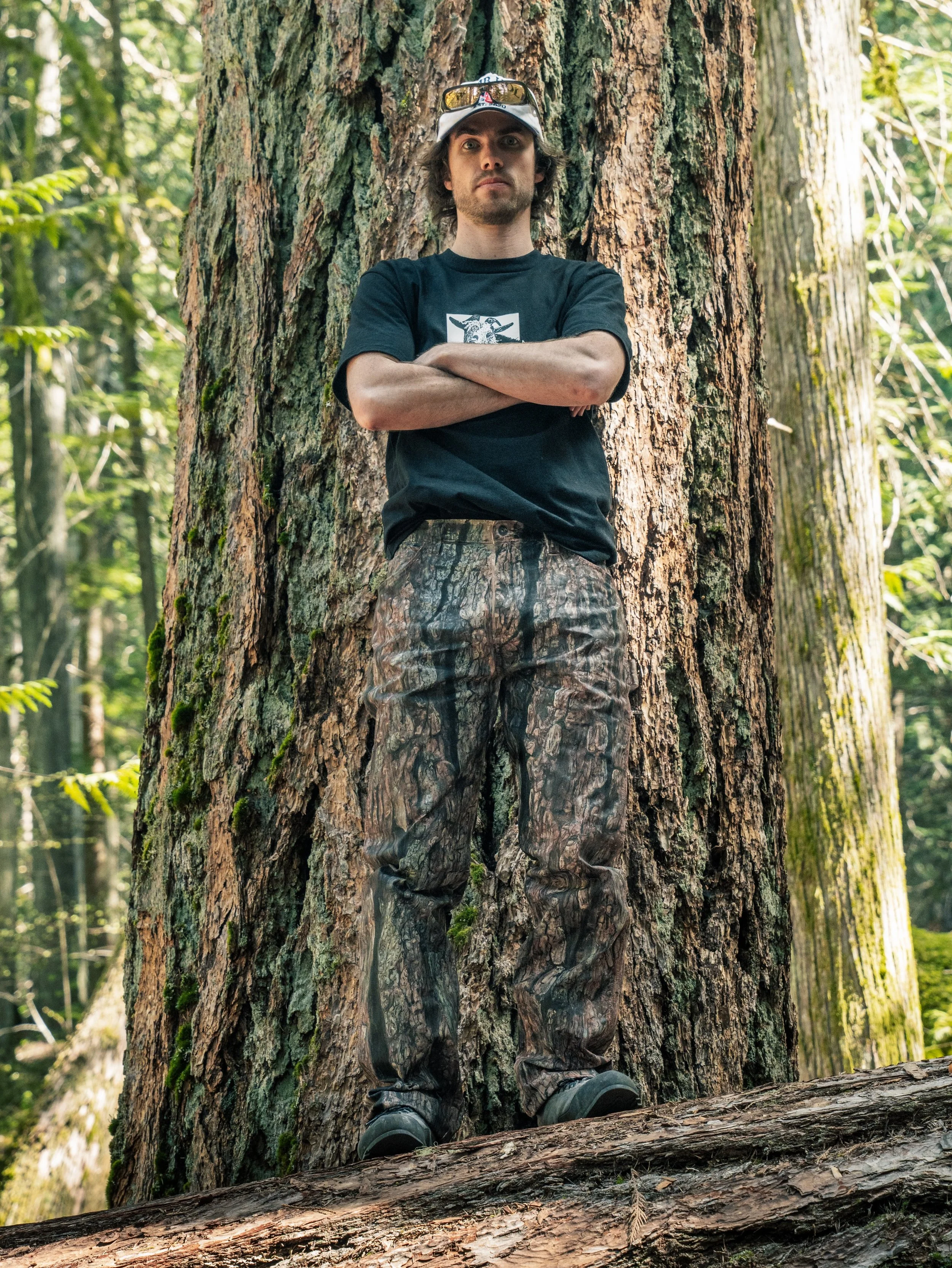 BTS : Customizing my @dickies painters pants into an old douglas fir tree. What&rsquo;s your take? Would you rock these?

Photos by @stuminous 

#Dickies #Sponsored #DickiesPartner