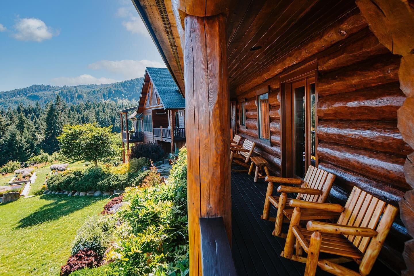 @sakura_ridge a boutique, eco-conscious luxury bed and breakfast in Hood River Oregon is officially reopen for the season, now taking reservations through October.
.
.
New this season, Sakura is thrilled to welcome chef Lia Lira, a Top Chef alum and 