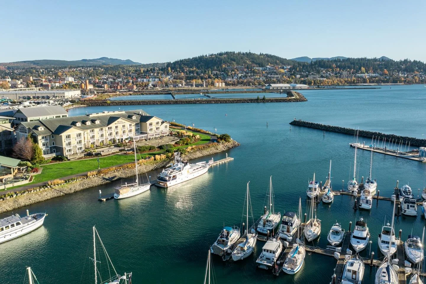 As spring unfolds across the Pacific Northwest, Hotel Bellwether invites travelers to trade crowded city stays for a slower, more scenic coastal escape. Located on the waterfront of Bellingham Bay, the boutique hotel is launching a series of spring t