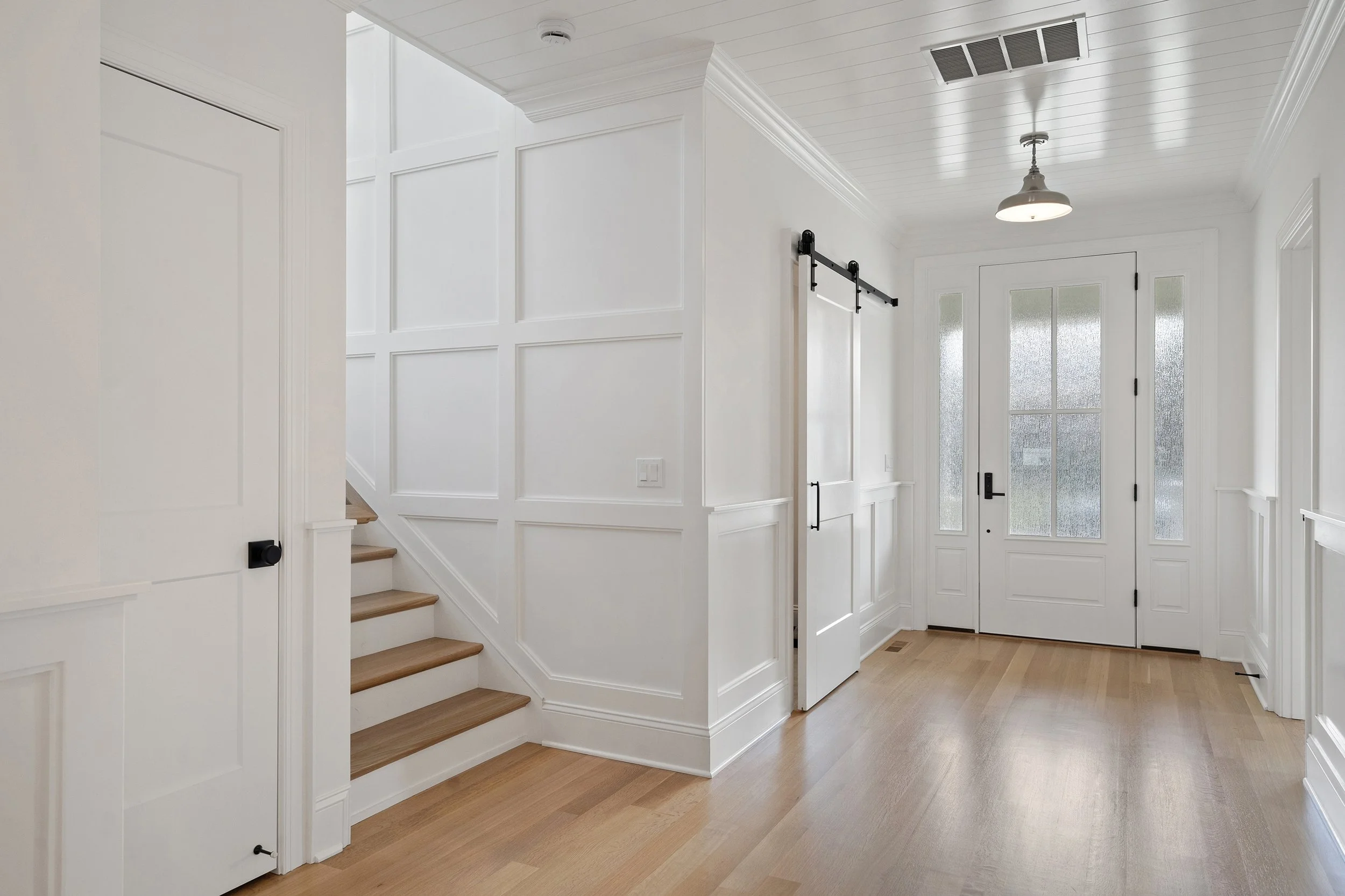 008-Foyer 1B.jpg