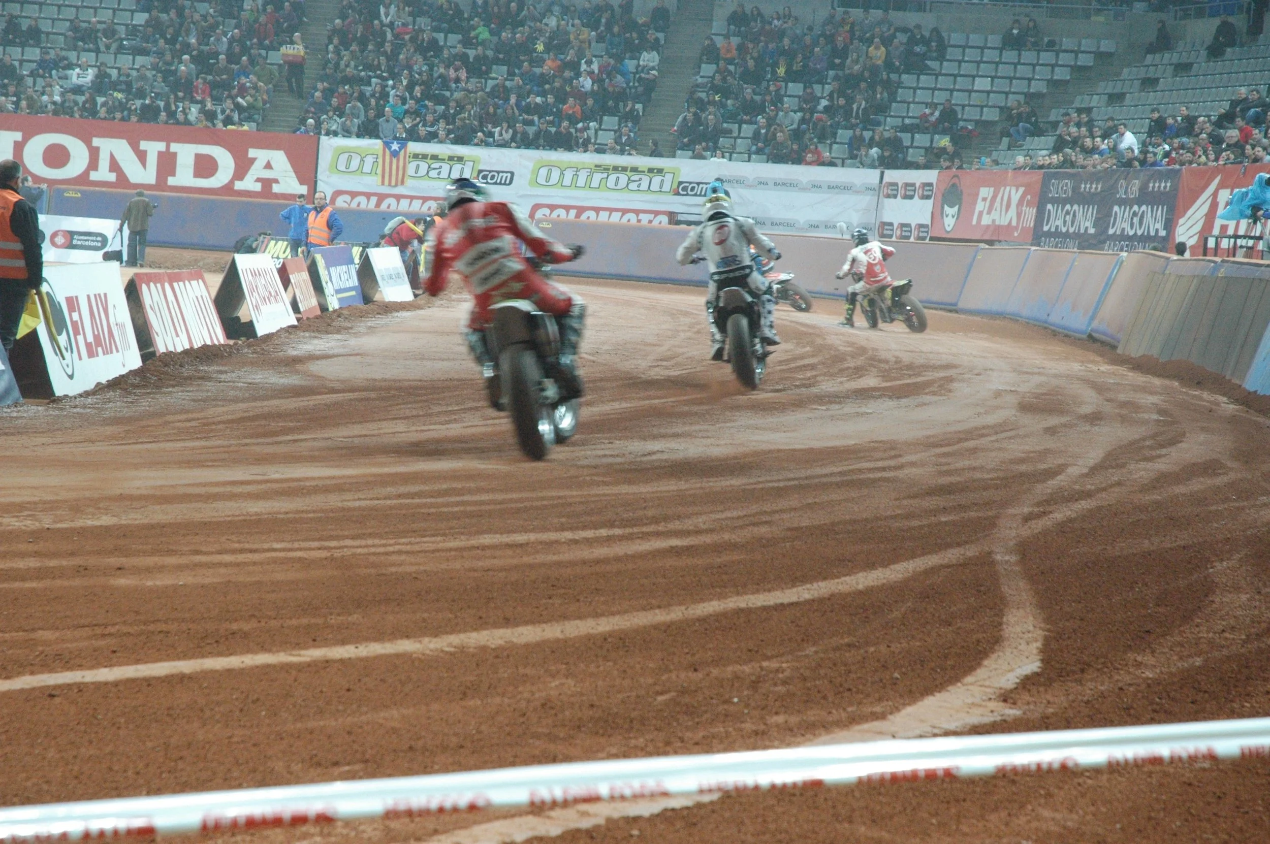 Although the first Barcelona ‘Superprestigio’ short track race was not an unmitigated success, it proved that you could promote a successful flat track race in Europe. I think it’s time for an FIM-sanctioned World Championship in the sport of ‘American Flat Track’.