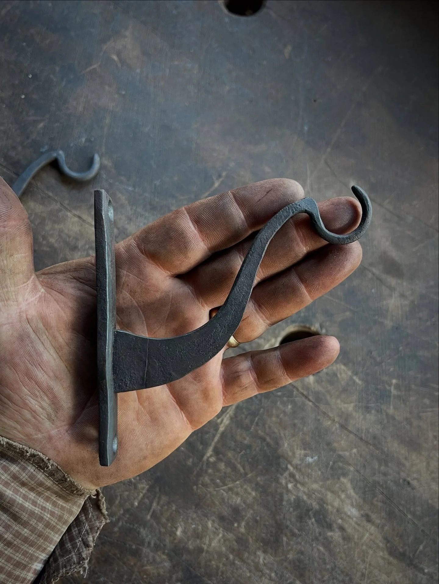 One of the recent projects in the shop has been making a batch of these joined hooks to hang drapery from. Honored to be included in a collaborative effort with @bureauinteriordesign on these.
.
.
#blacksmithing #blacksmith #interiordesign #kipsbaysh