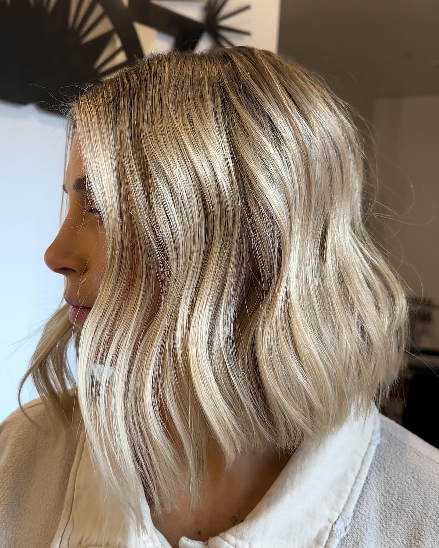 Appointments are open through April in #carbondalecolorado &bull; all booking is done online. Book online at ashandgold.com, link in bio.
&bull;
&bull;
&bull;
#blonde #blondebalayage #bob #hair #aspen #aspensnowmass #colorado #carbondale #dysonhair #