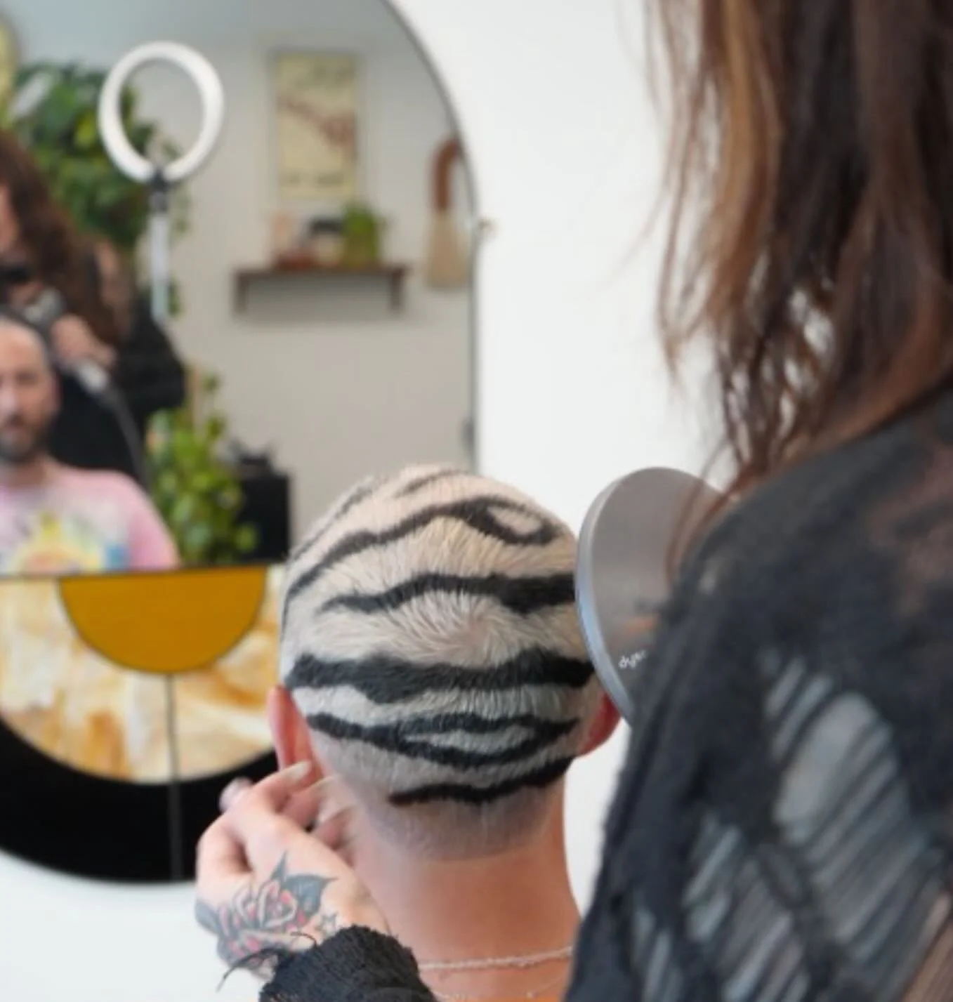 hair magic with @hairshark
•
•
“
#denver #denverhair #denvercolorado #metlo #fyp #exploer #hairpainting #haircut