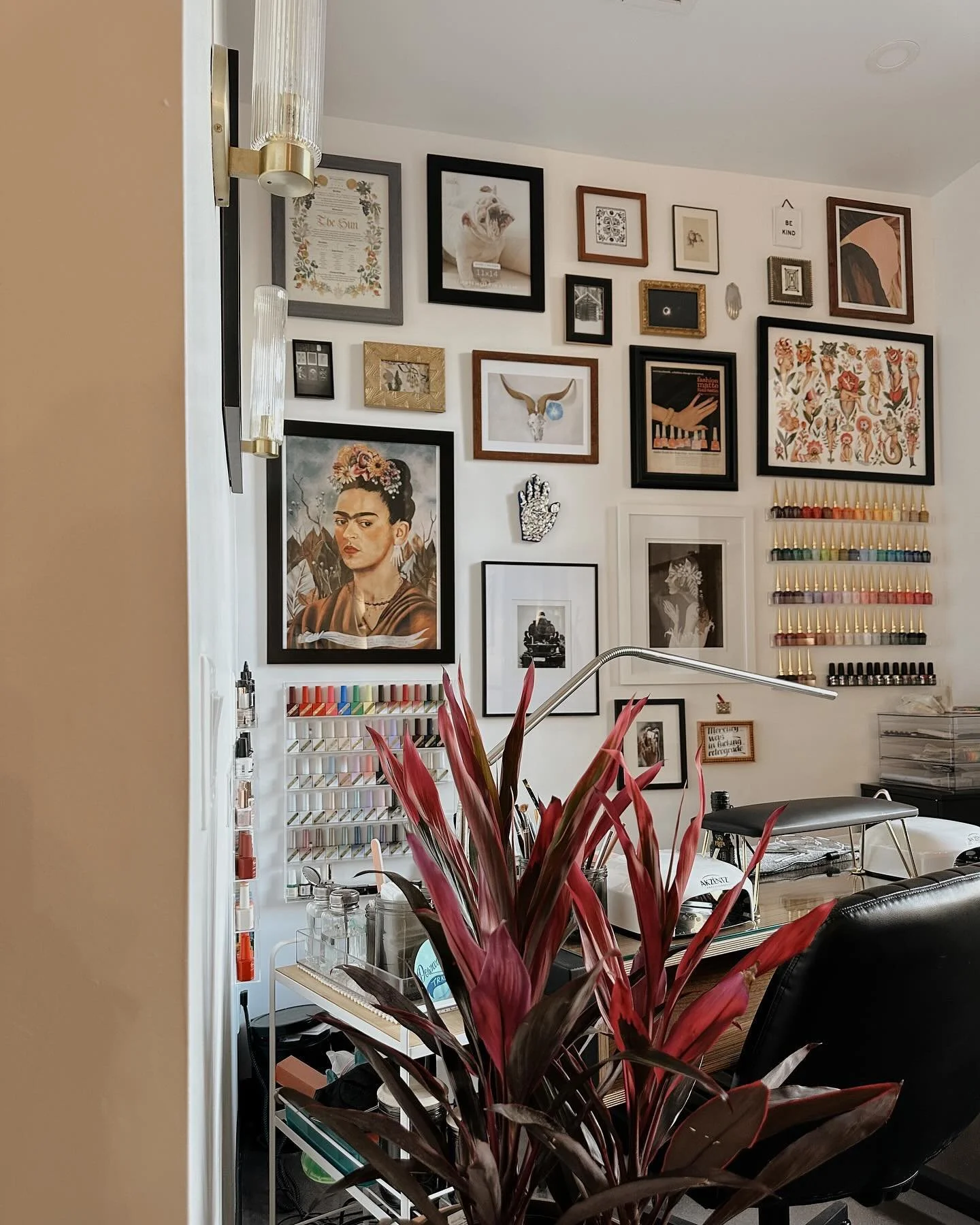 CARBONDALE &bull; @acronychous and @caroline.scissors have a couple last minute appointments available this week. Book online &bull; link in bio.
&bull;
&bull;
&bull;
#aspen #aspensnowmass #carbondale #carbondalehairstylist #hairandnails #hairsalon #