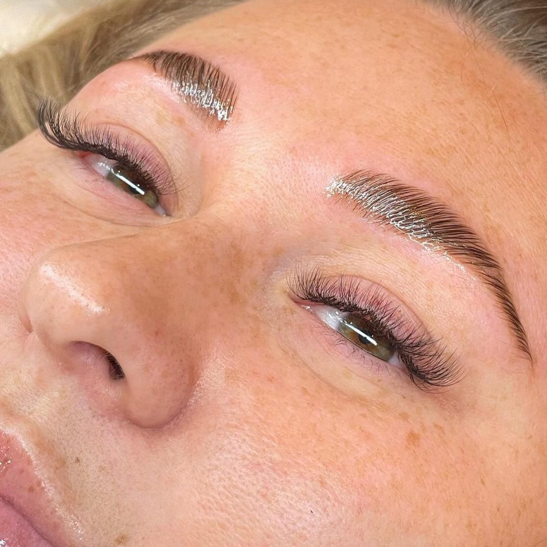 Brows &amp; Lashes go together like peanut butter and jelly 🥜🍇

Done by the wizard herself @em.yourestibestie 🪄

#brows #browlamination #browgoals #lashes #lashesextension #nkylashes #nkysalon #cincylashes #cleanbeauty