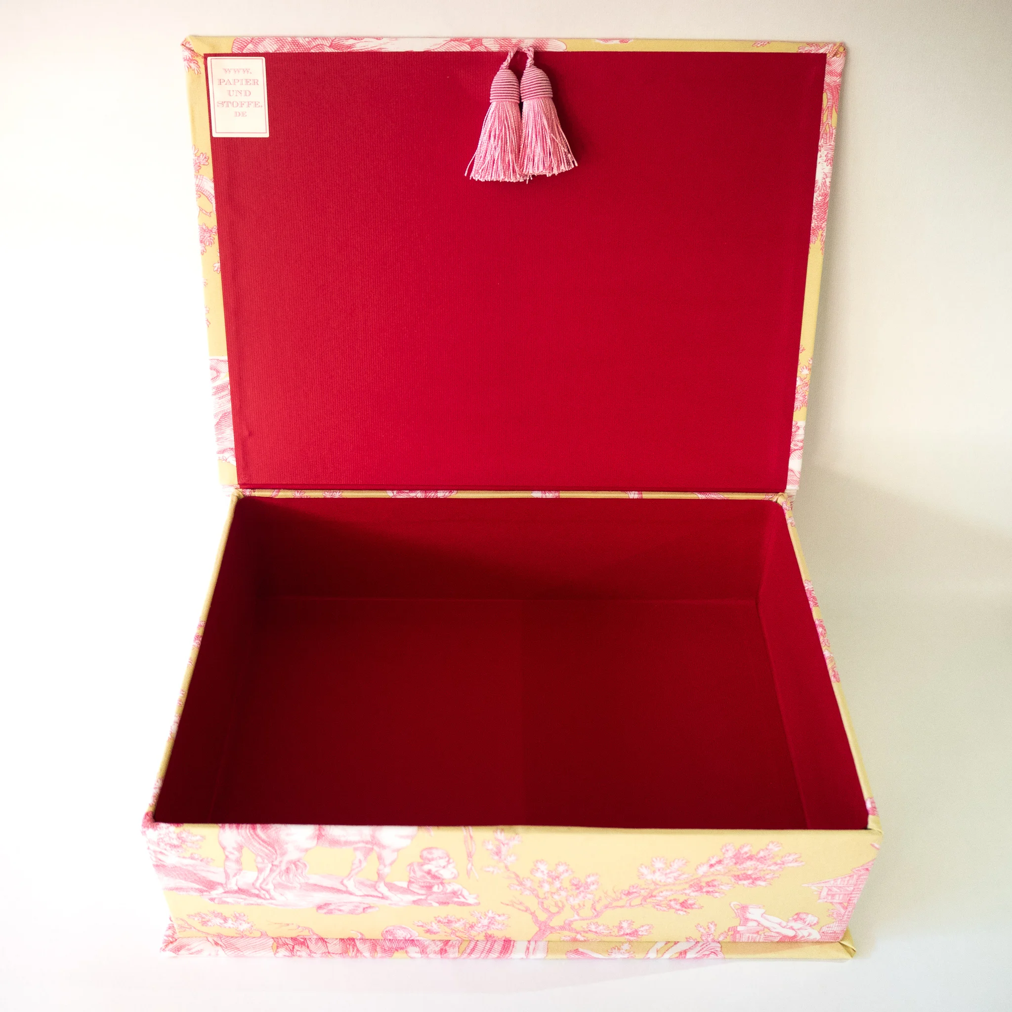 papierwerkstatt_alexandravsch_papierundstoffe_Schachtel-Toil-de-Jouy-mittel-1