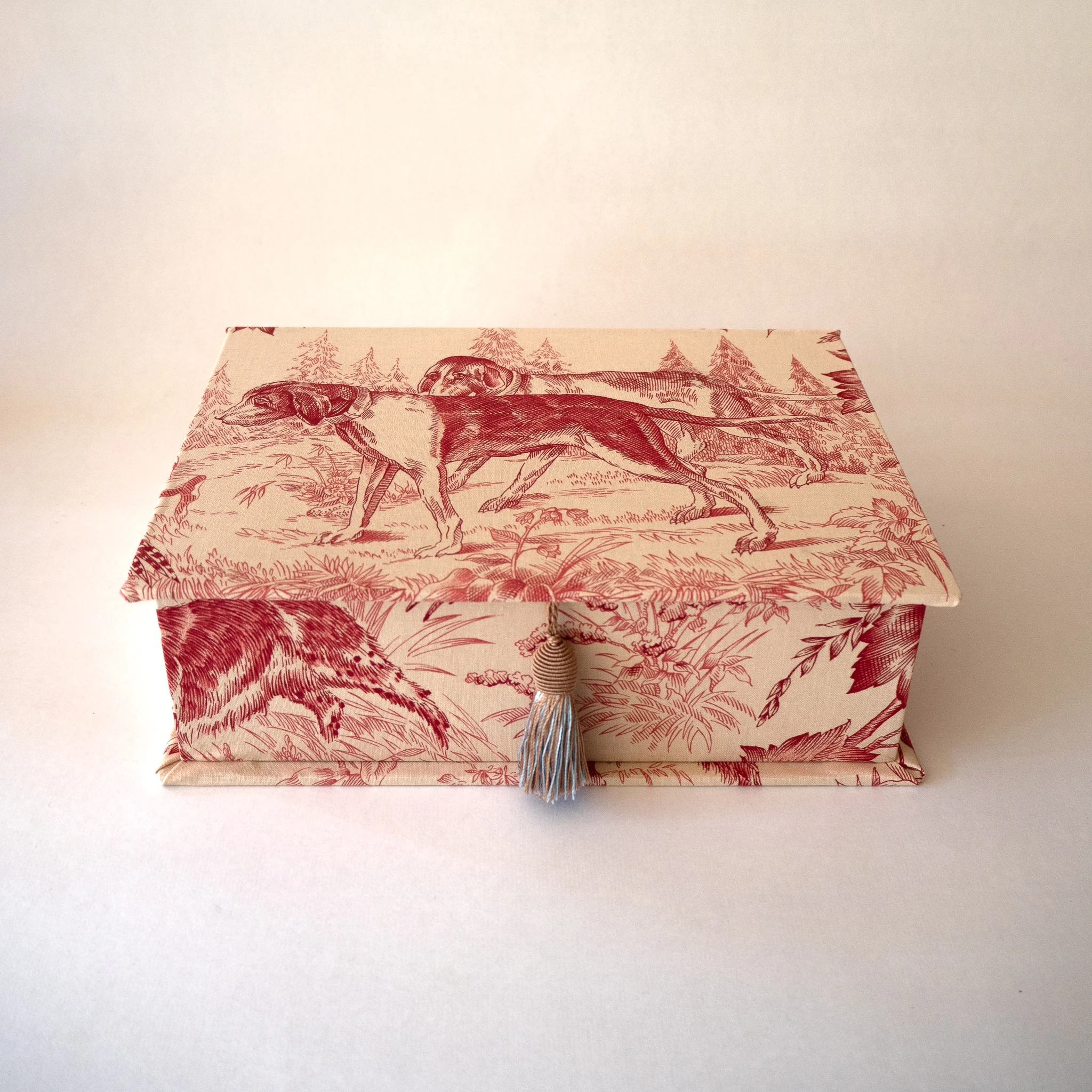 papierwerkstatt_alexandravsch_papierundstoffe_Schachtel-Toil-de-Jouy-groß-rot-3