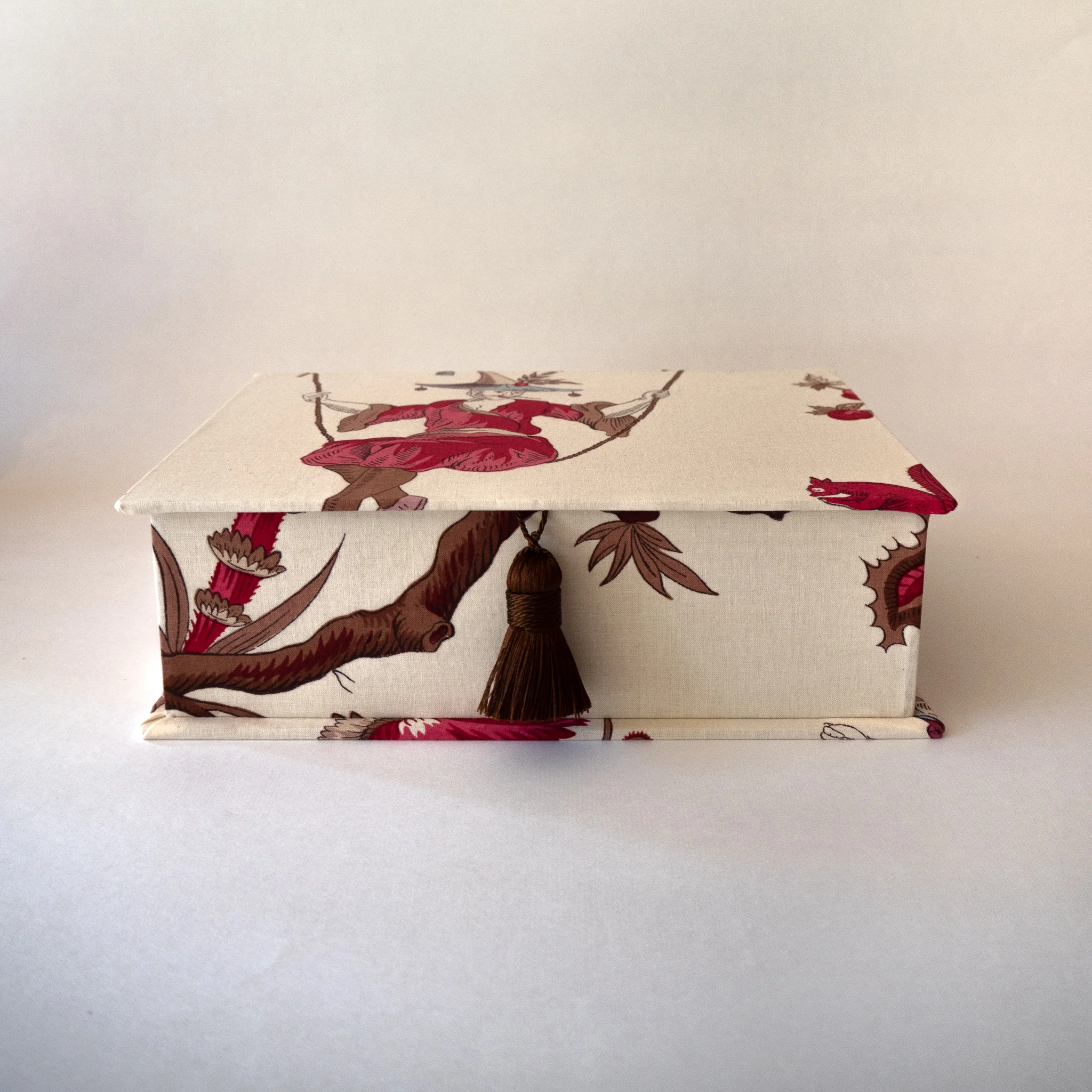 papierwerkstatt_alexandravsch_papierundstoffe_Schachtel-Lianenschaukel-rot-creme-braun-multiple