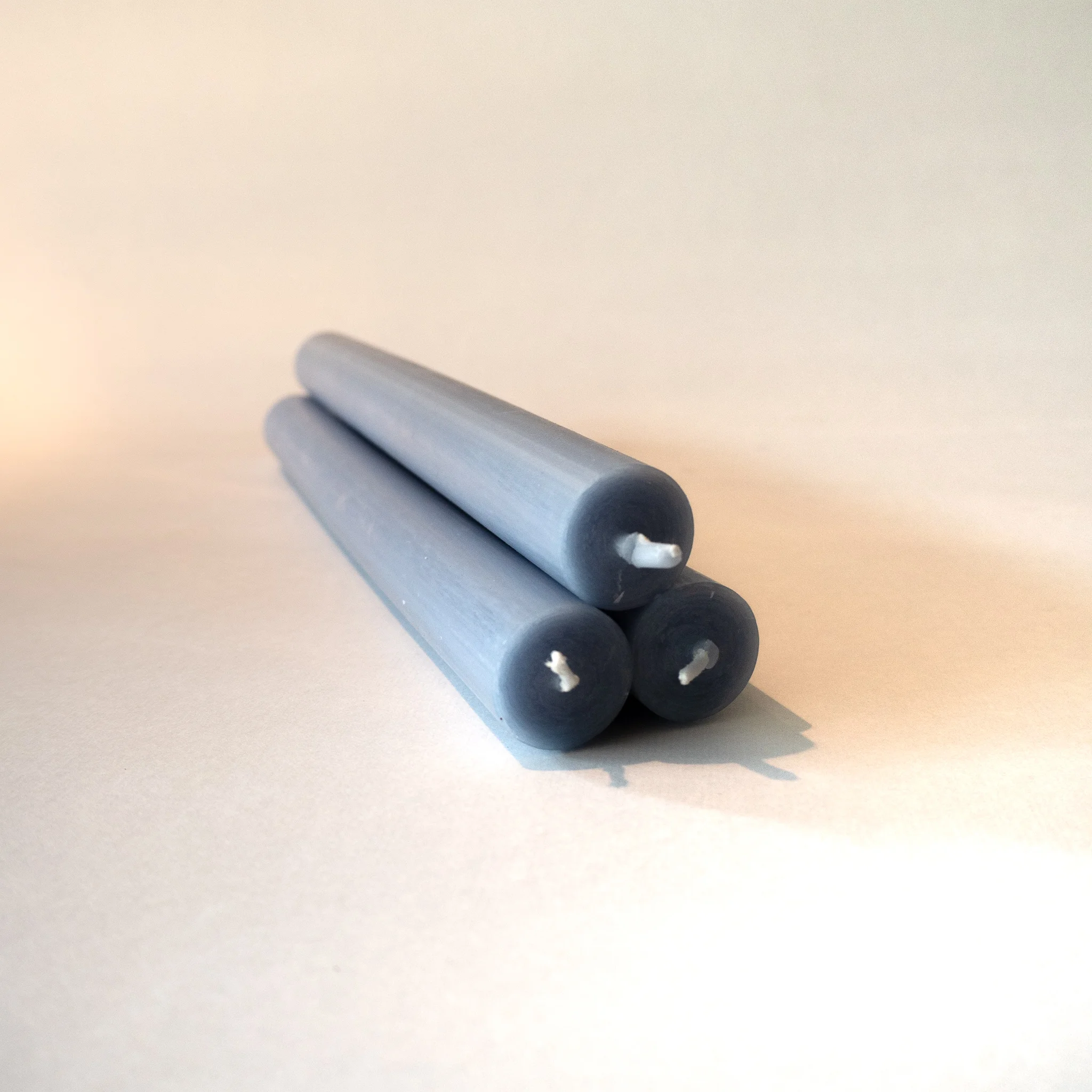 papierwerkstatt_alexandravsch_papierundstoffe_Stabkerze-grau-blau