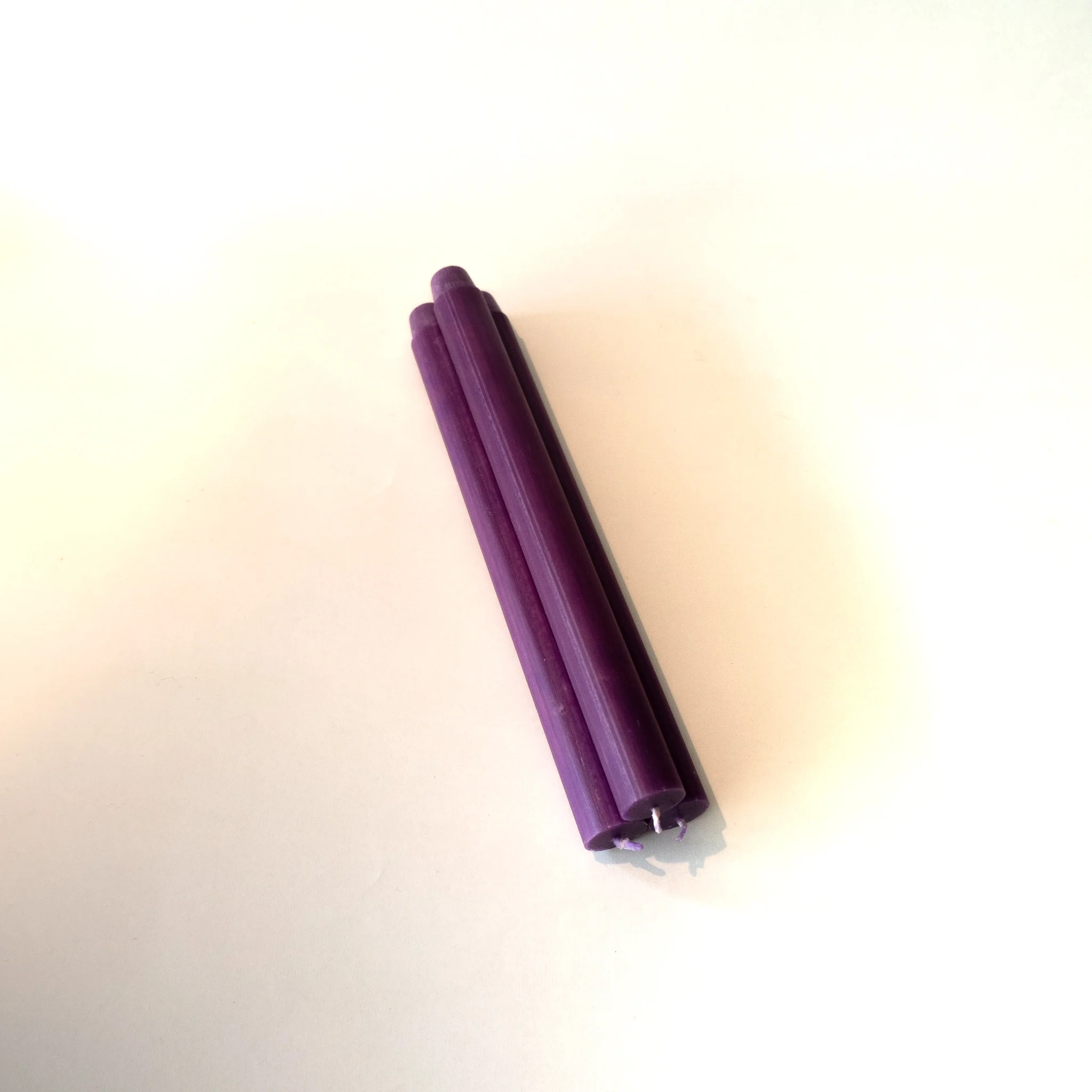 papierwerkstatt_alexandravsch_papierundstoffe_Stabkerze-aubergine-2