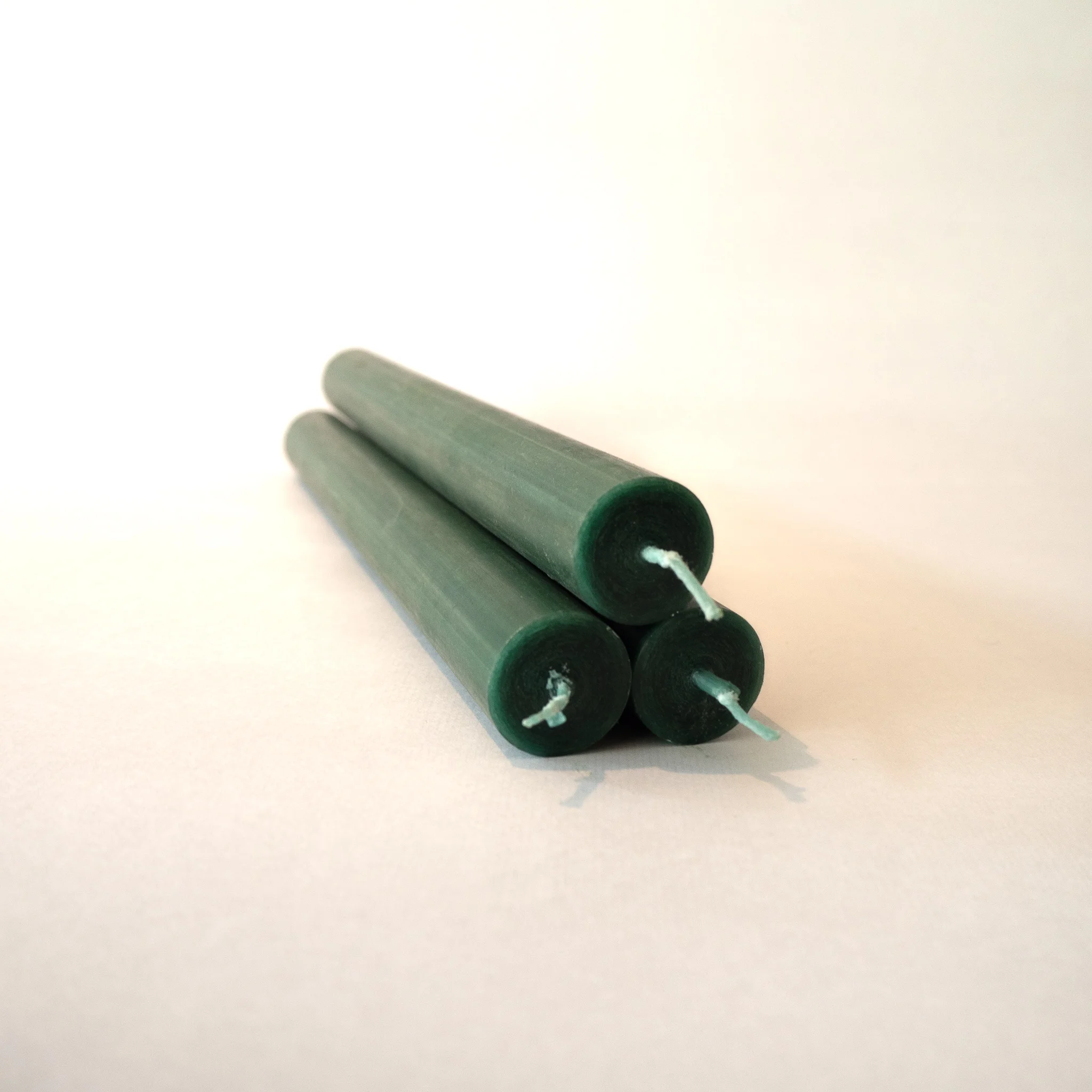 papierwerkstatt_alexandravsch_papierundstoffe_Stabkerze-dunkelgruen