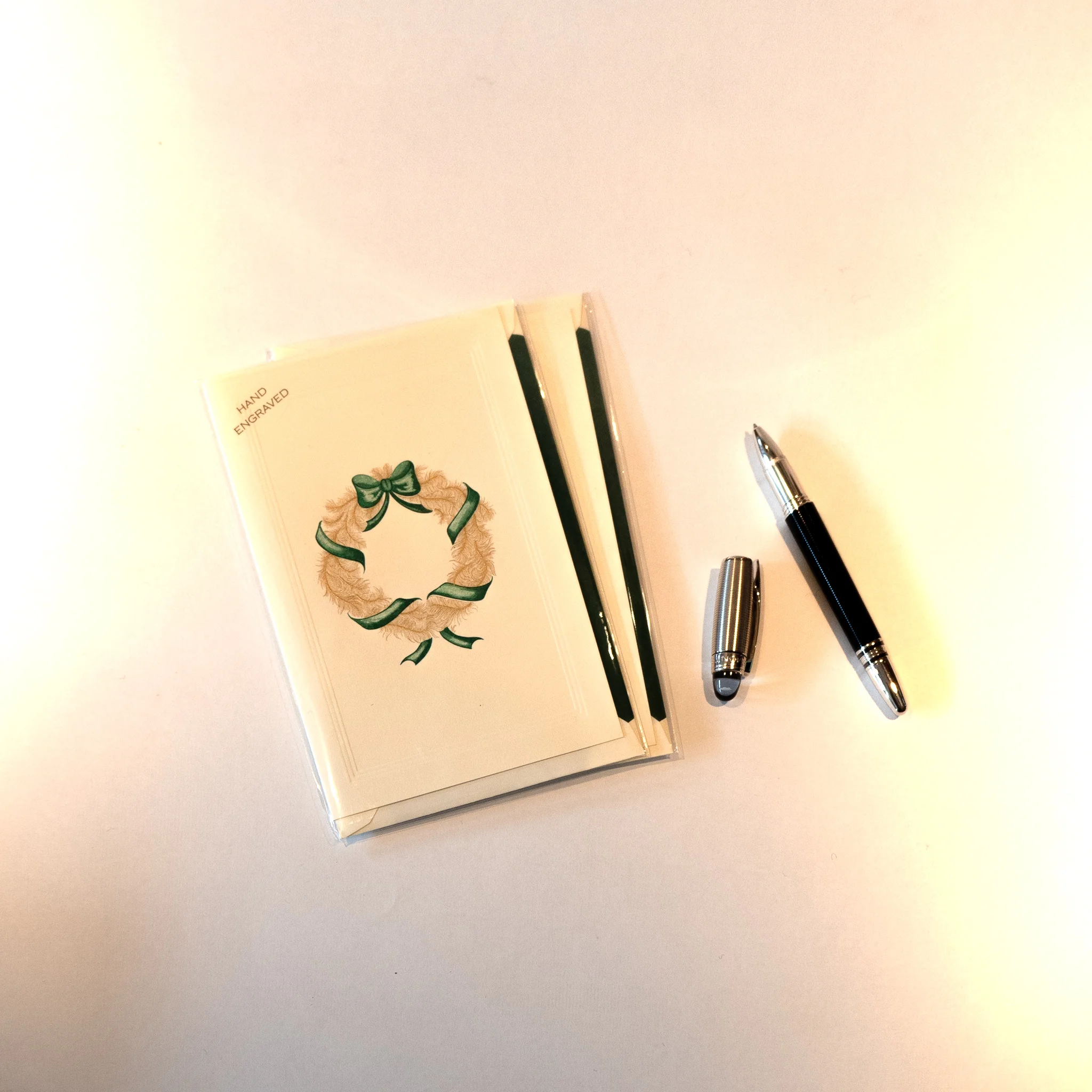 papierwerkstatt_alexandravsch_papierundstoffe_weihnachtskarte-handgraviert-kranz-gruene-schleife-2