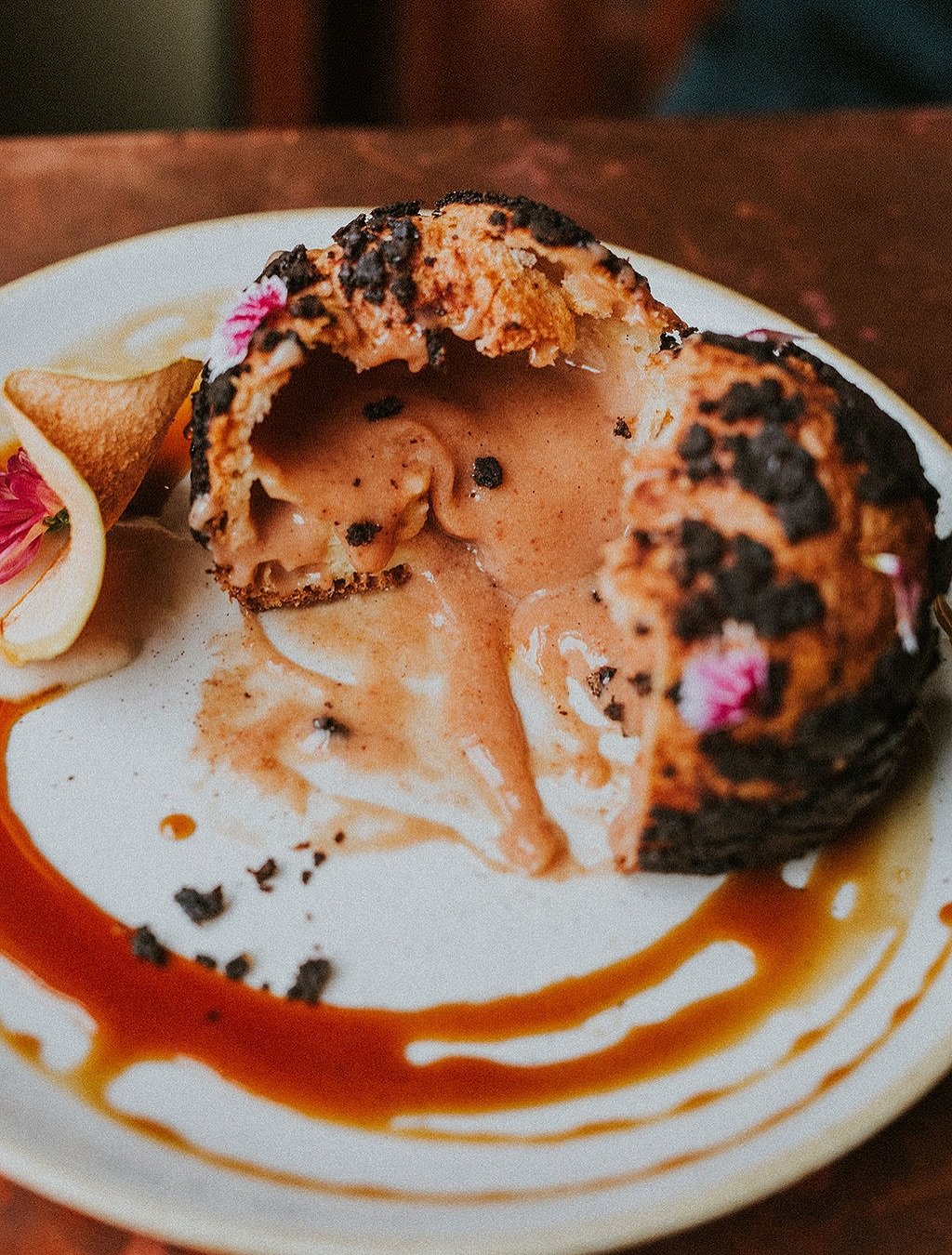 It&rsquo;s delicately sweet...and yes, it&rsquo;s fun to break open! 

𝗣𝗥𝗢𝗙𝗜𝗧𝗘𝗥𝗢𝗟 𝗗𝗘 𝗠𝗘𝗠𝗕𝗥𝗜𝗟𝗟𝗢
𝘤𝘳𝘦𝘢𝘮 𝘱𝘶𝘧𝘧, 𝘲𝘶𝘪𝘯𝘤𝘦 𝘤𝘶𝘴𝘵𝘢𝘳𝘥, 𝘴𝘱𝘪𝘤𝘦𝘥 𝘲𝘶𝘪𝘯𝘤𝘦 𝘮𝘢𝘳𝘮𝘢𝘭𝘢𝘥𝘦, 𝘱𝘪𝘭𝘰𝘯𝘤𝘪𝘭𝘭𝘰 𝘴𝘺𝘳𝘶𝘱

Curre