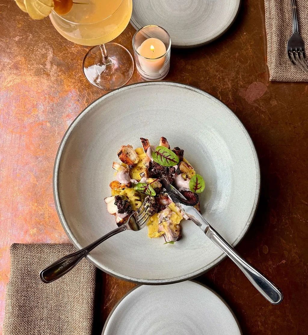 𝗡𝗲𝘄 𝘁𝗼 𝘁𝗵𝗲 𝗮𝘂𝘁𝘂𝗺𝗻 𝗺𝗲𝗻𝘂: 
ＣＡＵＳＡ&emsp;ＤＥ&emsp;ＰＵＬＰＯ

𝘤𝘩𝘢𝘳𝘳𝘦𝘥 𝘰𝘤𝘵𝘰𝘱𝘶𝘴, 𝘱𝘢𝘱𝘢 𝘢𝘮𝘢𝘳𝘪𝘭𝘭𝘢, 𝘰𝘭𝘪𝘷𝘦 𝘢𝘪𝘰𝘭𝘪, 𝘢𝘫&iacute; 𝘢𝘮𝘢𝘳𝘪𝘭𝘭𝘰 𝘤𝘳𝘦𝘮𝘢, 𝘰𝘭𝘪𝘷𝘦 𝘵𝘢𝘱𝘦𝘯𝘢𝘥𝘦

.
.
.
.
.
#PortlandEats
#Port