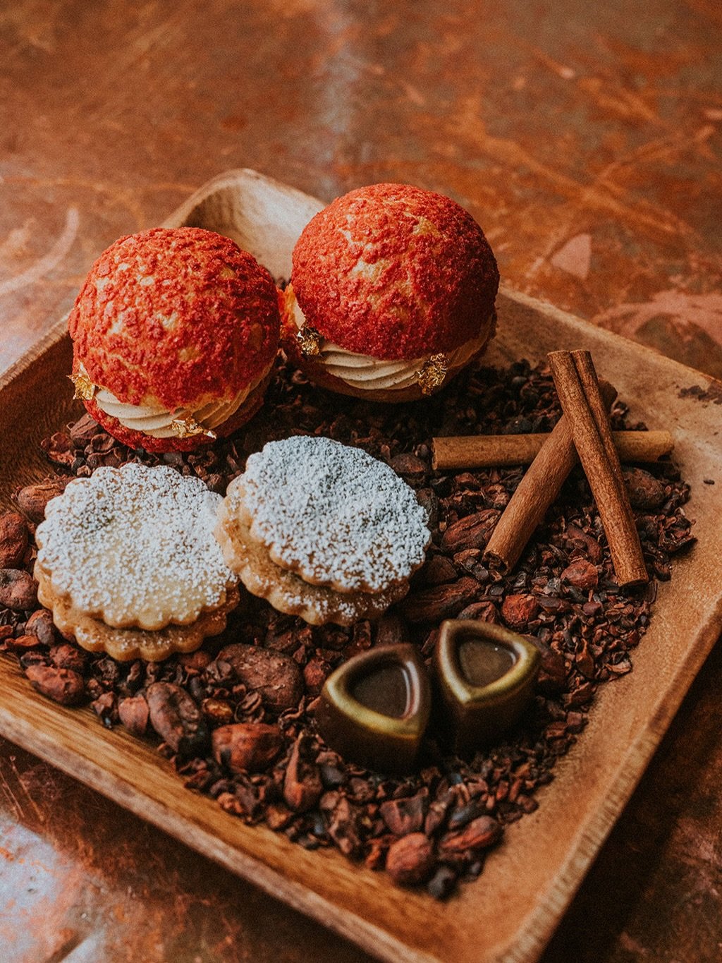 𝙋𝙚𝙩𝙞𝙩𝙨 𝙁𝙤𝙪𝙧𝙨 𝙋𝙚𝙧𝙪𝙖𝙣𝙤𝙨 &mdash; a rotating bundle of sweet creations dreamed up by our pastry chef, Sara. 

This season features delicate alfajores, manjar blanco-marzipan chocotejas, and mini choux filled with luscious algarrobina w