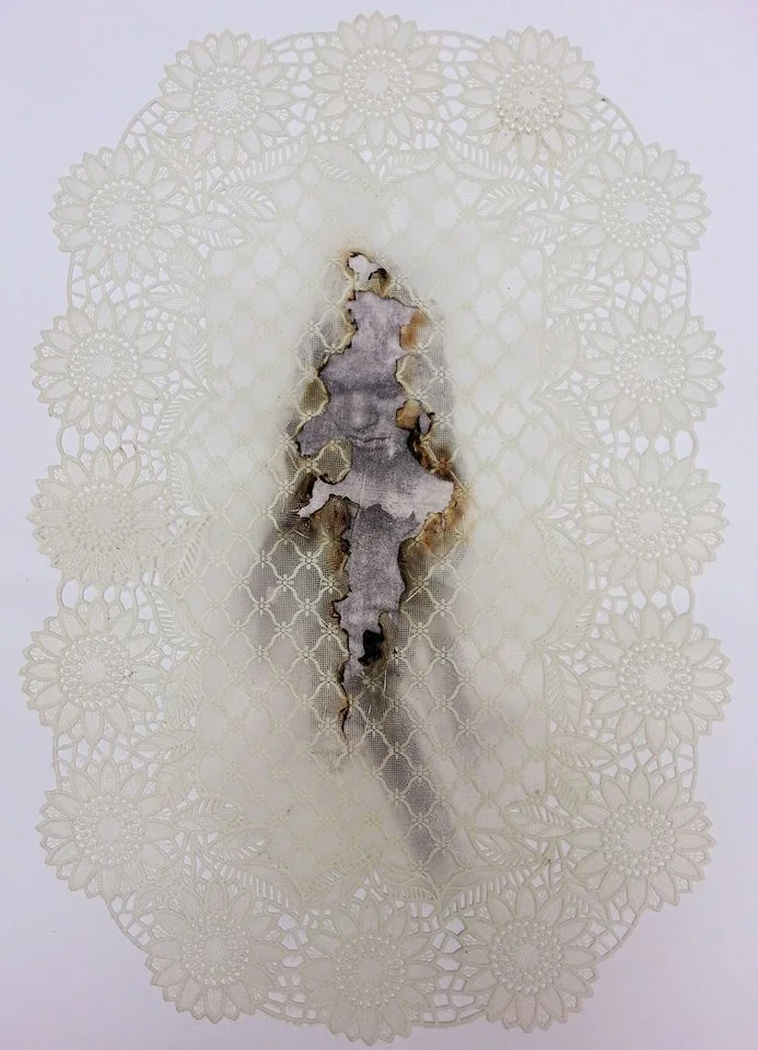  Fendas   2014  Imagem transferida em tecido, toalha para geladeira de PVC, linha de costura e fuligem   44x29,2cm cada 