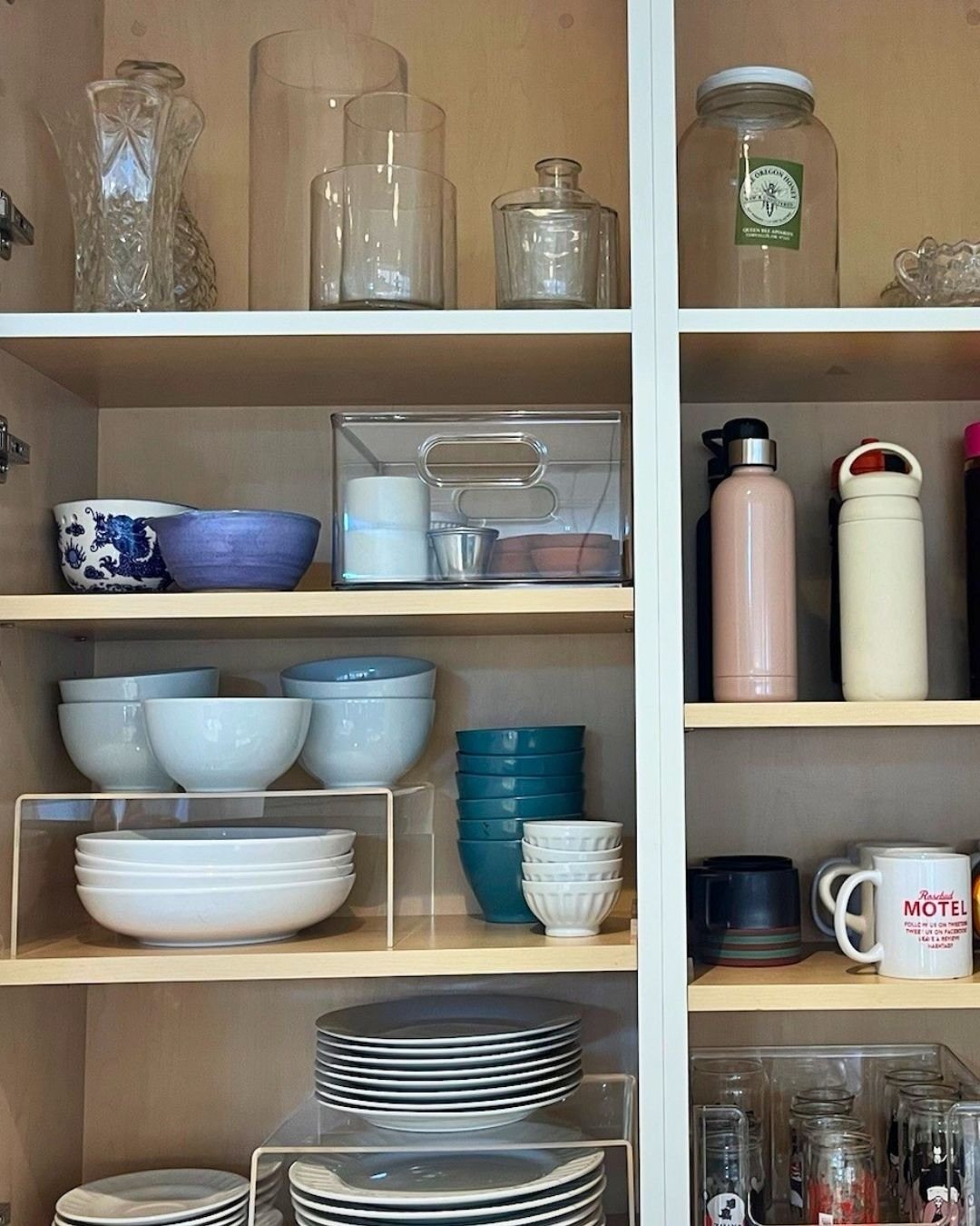 PROJECT SPOTLIGHT 

SE Morrison St. Project: Kitchen, Bar + Pantry Design &amp; Organization. 👀 Swipe through for some before &mdash;&mdash;> afters! 

When kitchen cabinets, pantries, and storage systems aren&rsquo;t functioning well, even simpl