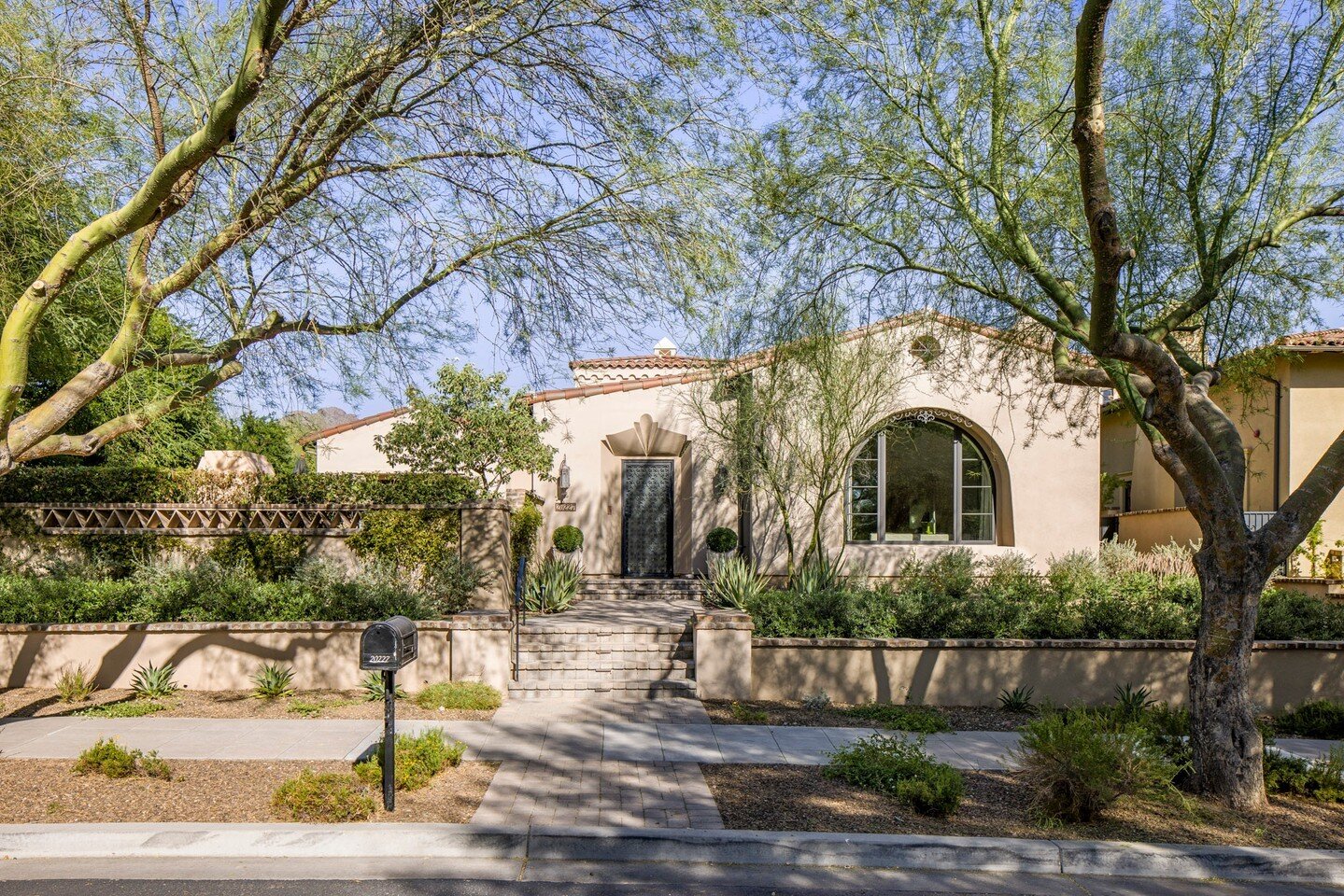 #NewListing #Silverleaf Nestled in the parks of the Silverleaf community near Ethel&rsquo;s Garden. This spacious and functional luxurious home was designed by Donna Vallone Interiors and seamlessly blends indoor and outdoor living spaces with contem