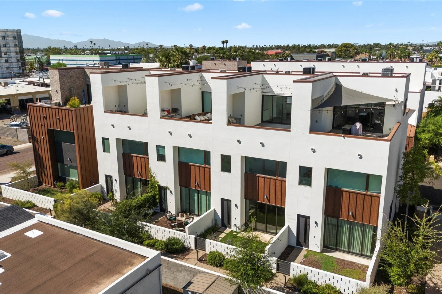 Congratulations to our clients on the sale of their property at Uptown Row in the Melrose District for $610,000.
Are you looking to buy, sell, or invest? Contact our team today at www.ArizonaLuxuryPartners.com.