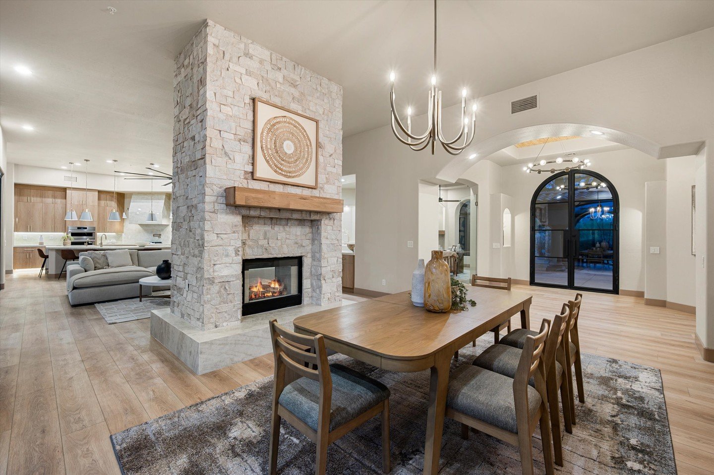 Congratulations to our clients on the sale of their property in North Scottsdale for $2,150,000.
Are you looking to buy, sell, or invest? Contact our team today at www.ArizonaLuxuryPartners.com