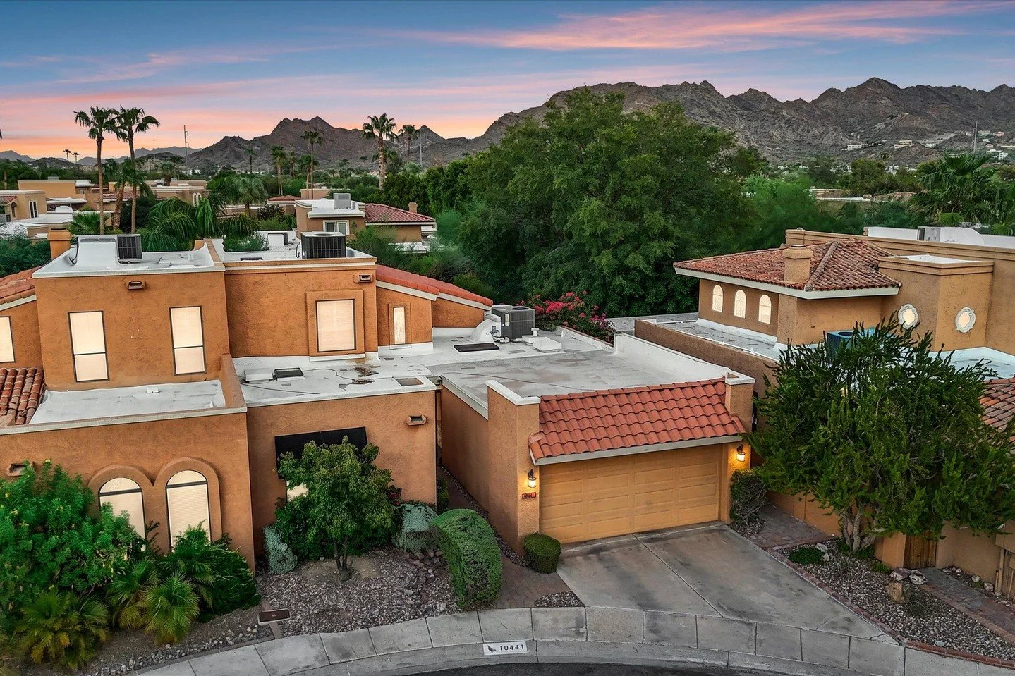 #ForSale #PointeTapatio Tucked into the charming Pointe Tapatio community, this inviting 3-bedroom, 3-bathroom townhome offers over 2,000 square feet of character, comfort, and easy Arizona living. Step inside to a light-filled great room with soarin