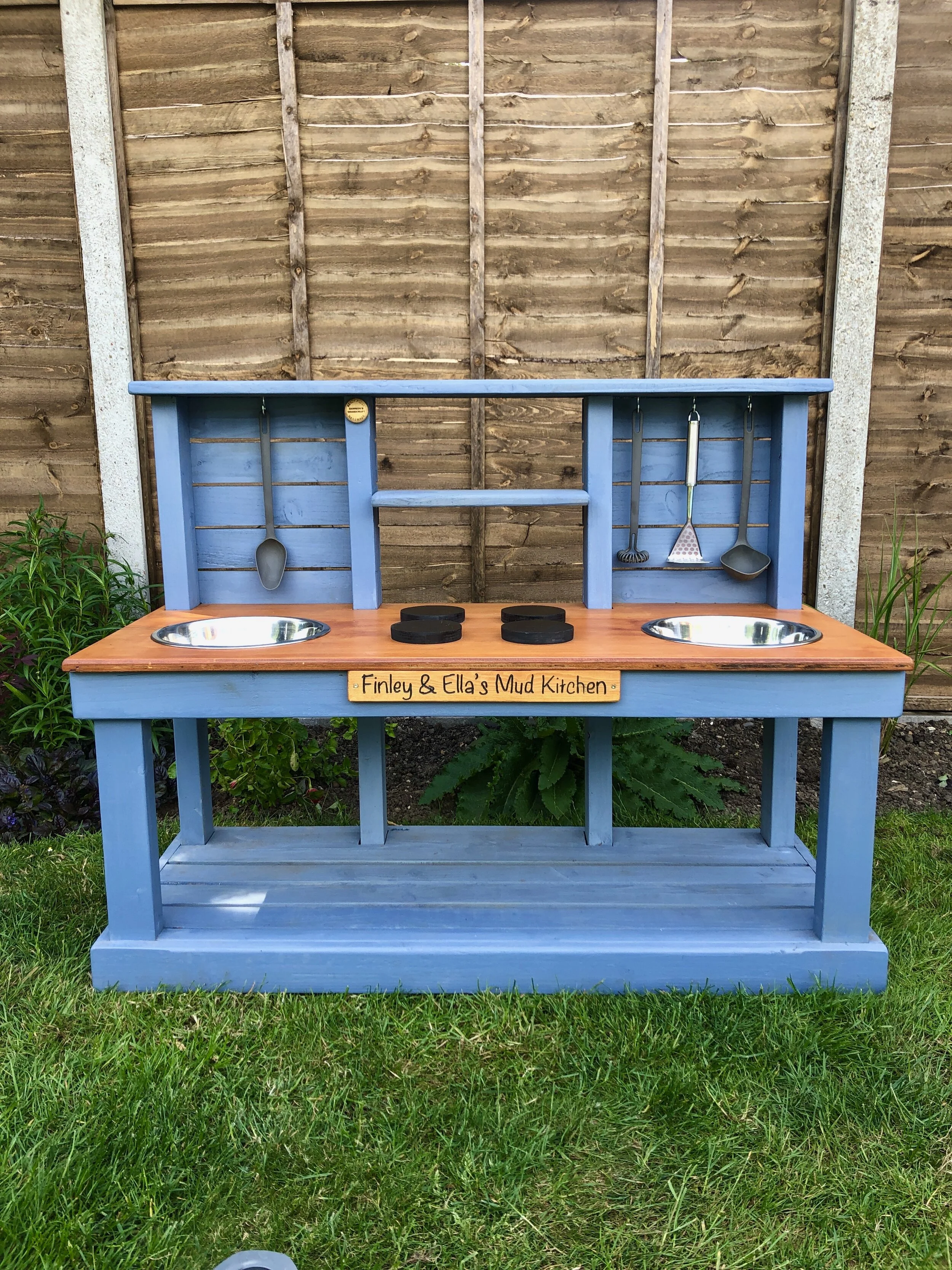 Cornflower with mahogany work surface