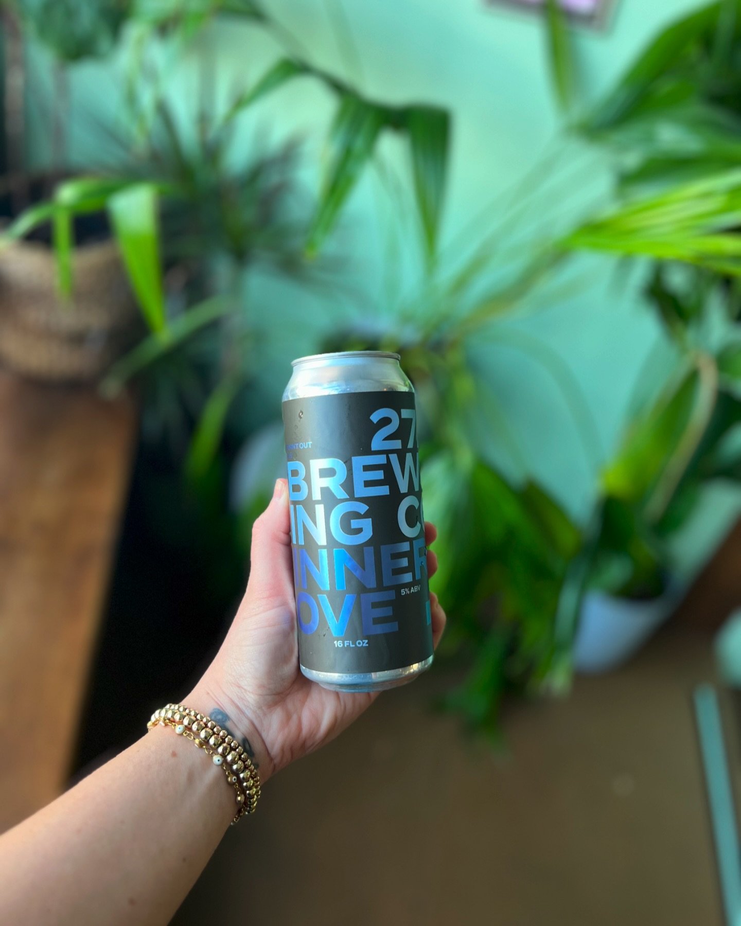 Happy Friday! A new 💙 fan fave 💙 is back on the menu today. Burnt Out Golden Ale is a beer we brewed with our buds @_innerlove with all NYS ingredients. It&rsquo;s a perfect pairing to drink while listening of our favorite records by them, Roscoe ?