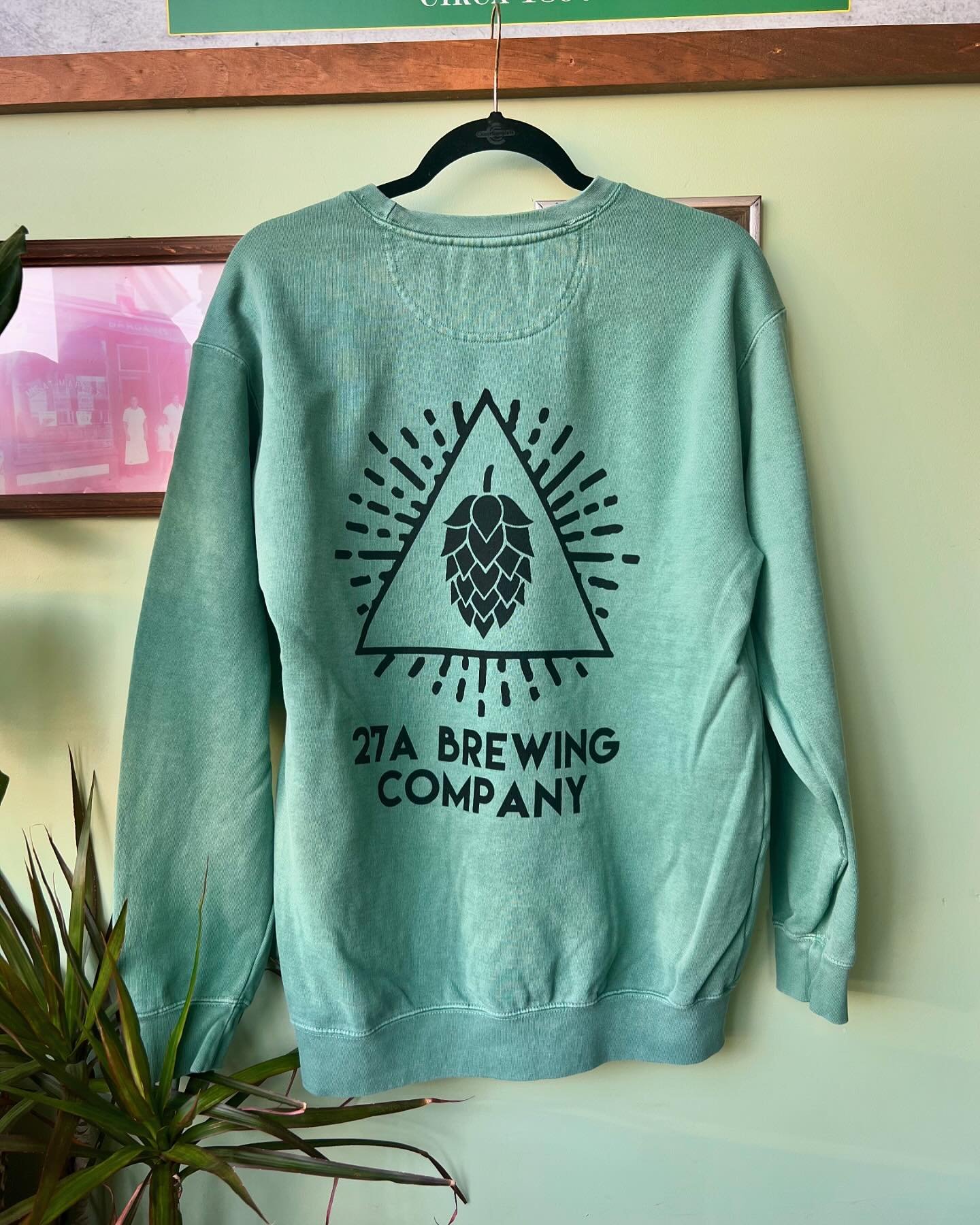 Happy Saturday! It&rsquo;s a pretty nice day to sit outside with some beverages. If you get chilly, we&rsquo;re stocked up on our best selling crew neck sweatshirts 👌🤗

Open 1-11 🍻✨