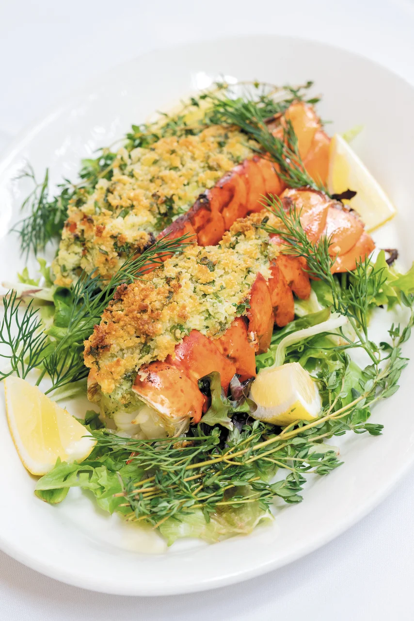 Herb Crusted Lobster ハーブクラステッドロブスター($48) 身のしまった新鮮なメインロブスターテイル2尾にリコッタチーズペストをのせてオープンで焼き上げた風味豊かなイタリアンシーフードディッシュです。ロブスターテイルの追加も可能(1尾につき$24)。