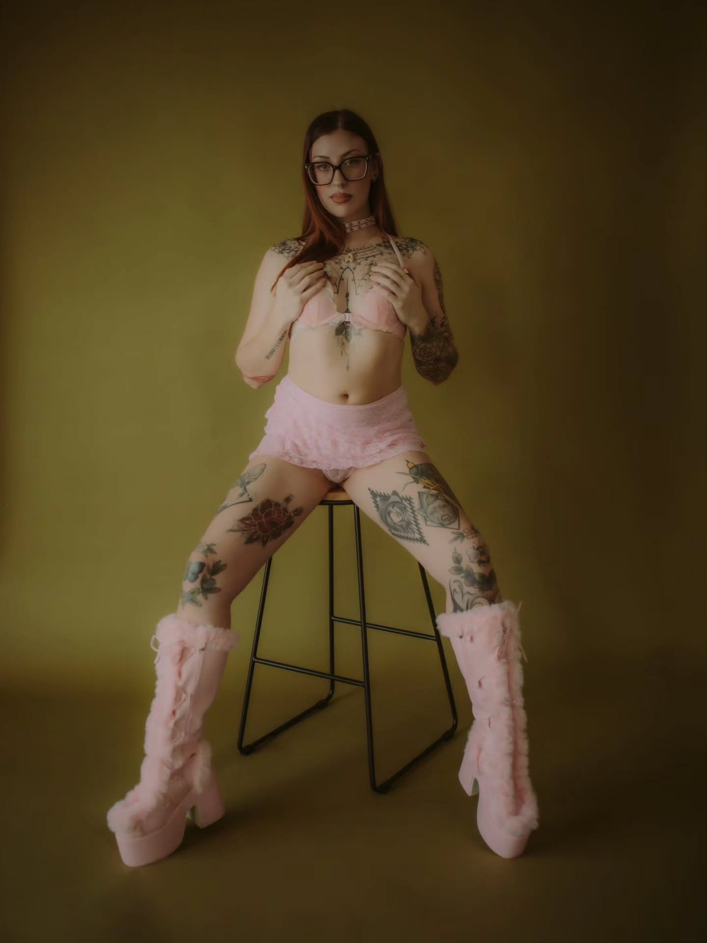 The studio is stealing my heart.

Stay tuned for an exciting announcement that will be coming to you by the end of April.

Hint... I am currently shopping for a vintage couch to match the walls ( which will be painted olive green and white) to a new 