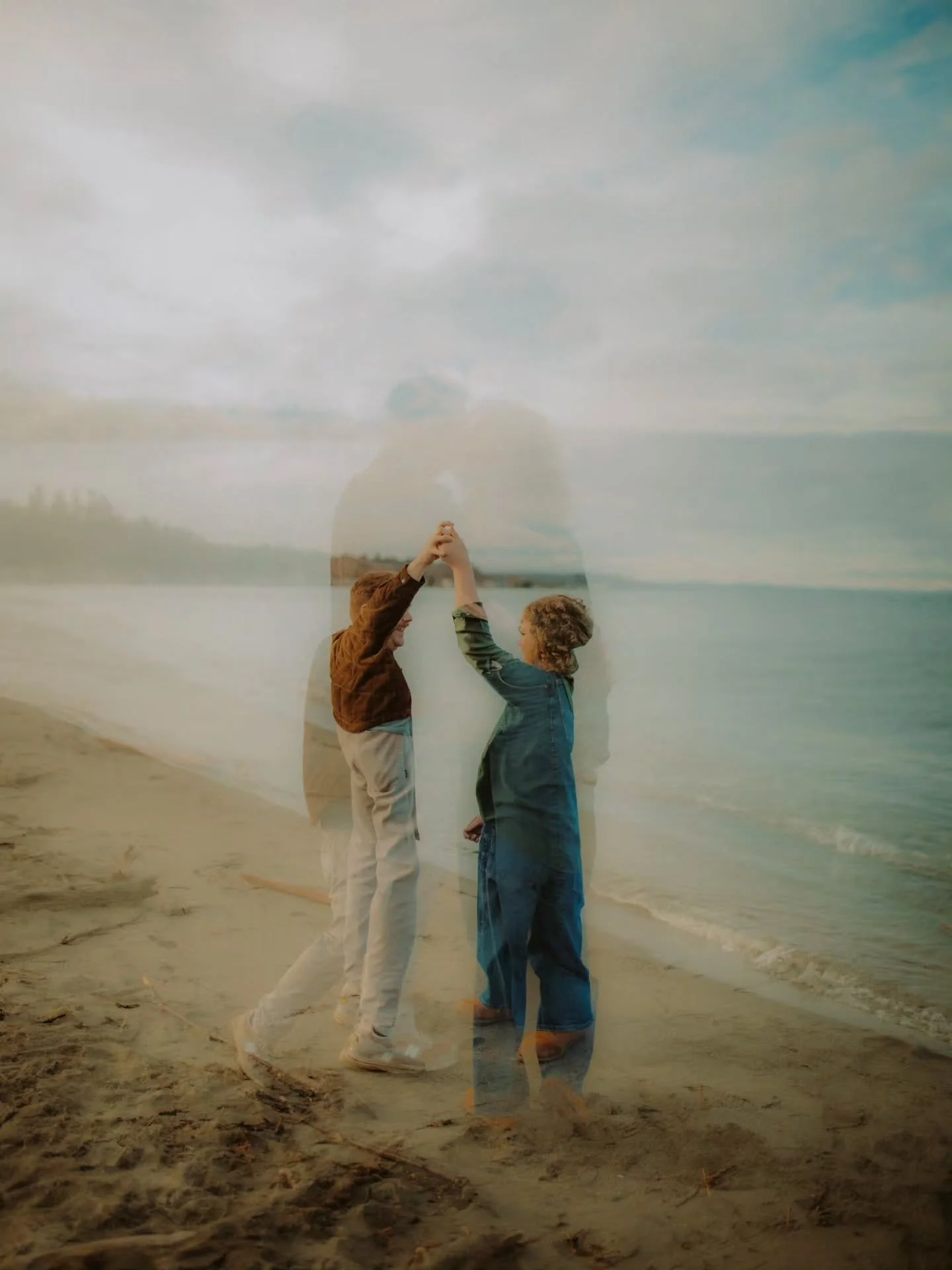 Just a photographer who is obsessed with double exposure.

Oh how I love, love.