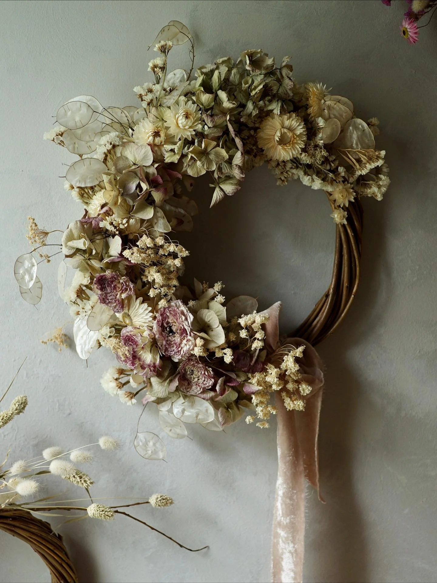 Bianco sfumato is a ranunculus I wanted to try drying after seeing it in a bouquet last year. Its pink-edged petals dry to a rosy lilac shade - you can see photos of it before drying as you swipe through - and it ended up being the perfect partner to