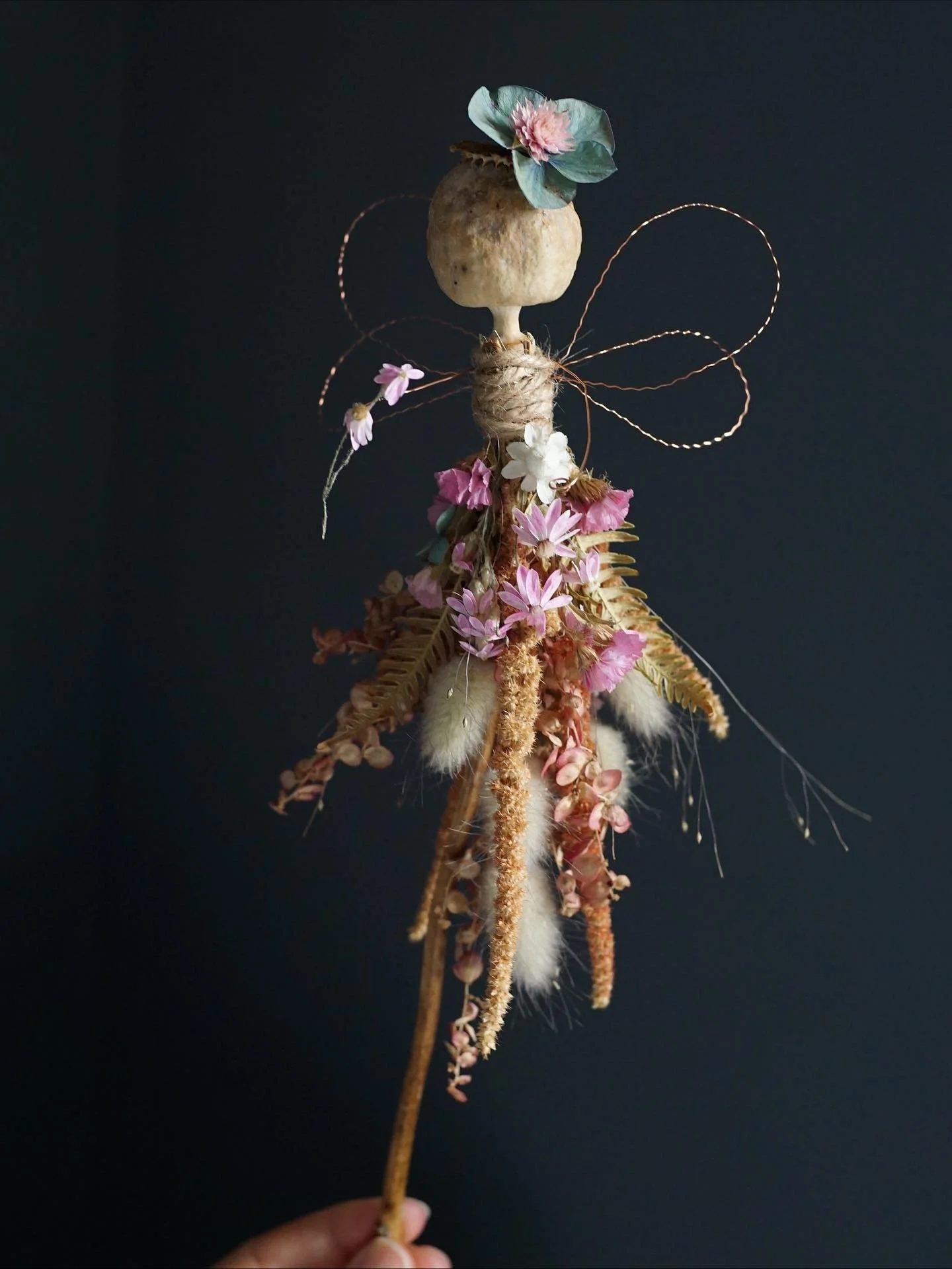 After some trial and error, this is my dried flower poppy seed-head fairy, inspired by @einzelstueck_mandy_voigt who used fresh flowers to make her delightful poppy fairy 🧚&zwj;♂️🌸

I found the dried flowers slipped quite a bit against the poppy st