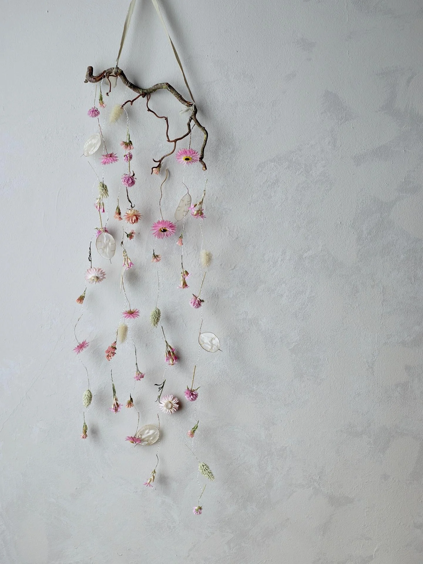A cascade of pink flowers 🌸 

The first of three flower mobiles made for the upcoming @faropen.artists fall show which opens next Tuesday at the George in Newnham 🍂 Hope to see you there!

#faropen #faropenartists #forestofdeanartists #driedflowerm