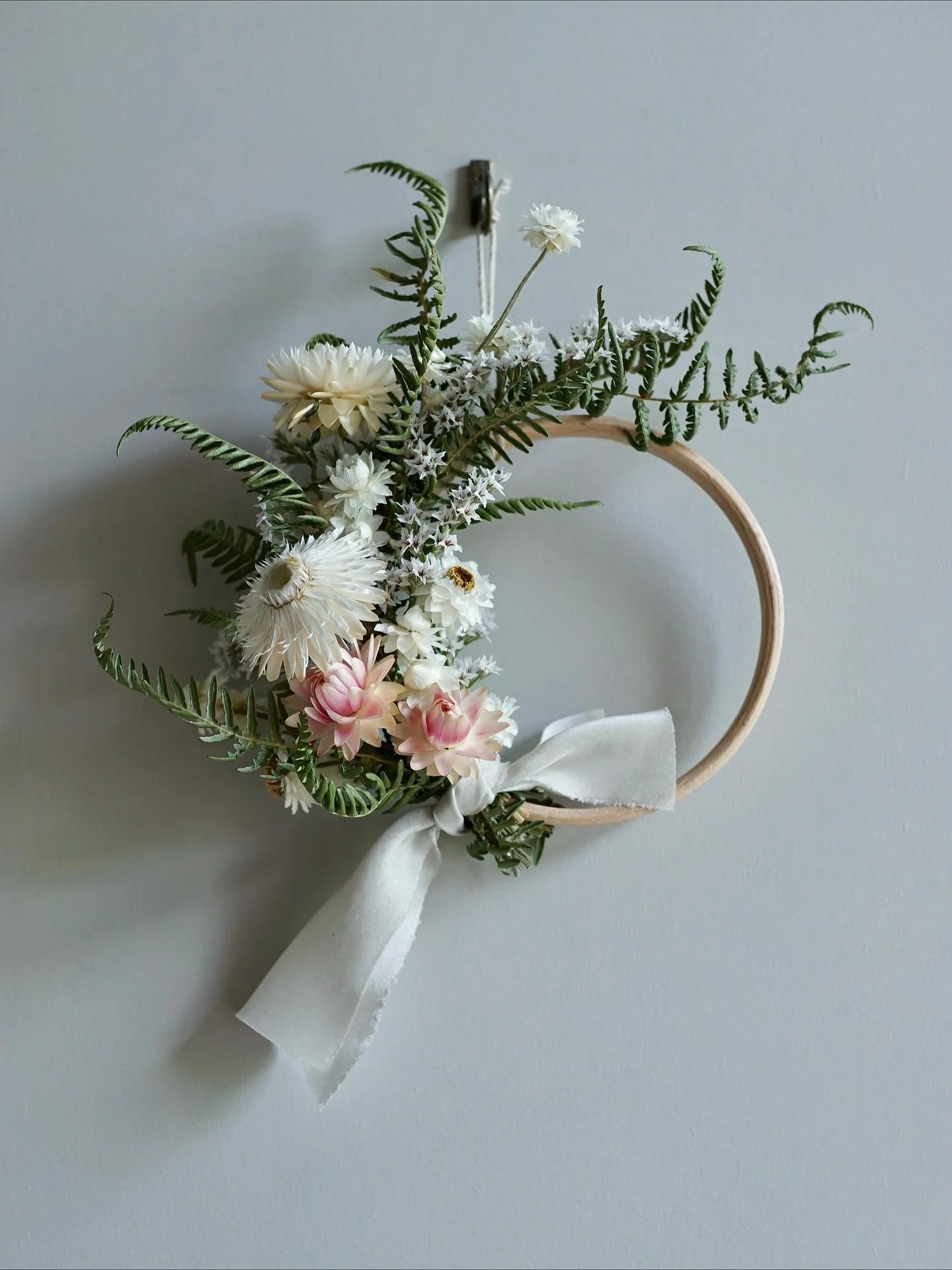 A little wreath, made with green bracken from the forest and flowers from my garden. Look closely and you&rsquo;ll see tiny white stars of statice ✨

This one&rsquo;s available in my shop, or request a mini wreath in your favourite colour 💕

#miniwr