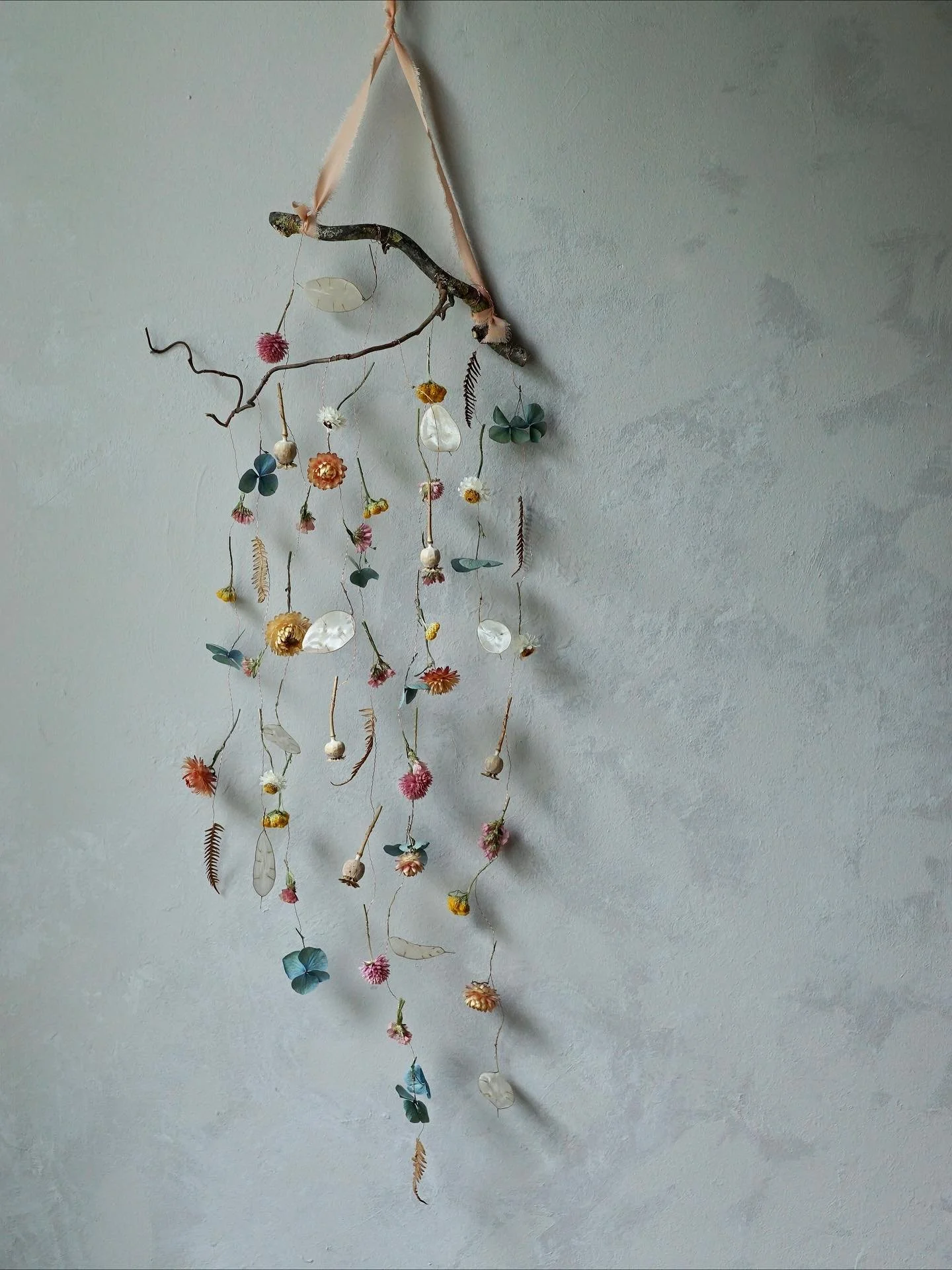 &lsquo;Autumn sun&rsquo; - my fourth dried flower mobile for the farOpen group autumn exhibition. For this one I used copper coloured wire and a peach hanging ribbon to help emphasise the golden tones and theme of autumn sunlight 🍂🌞

The show is on