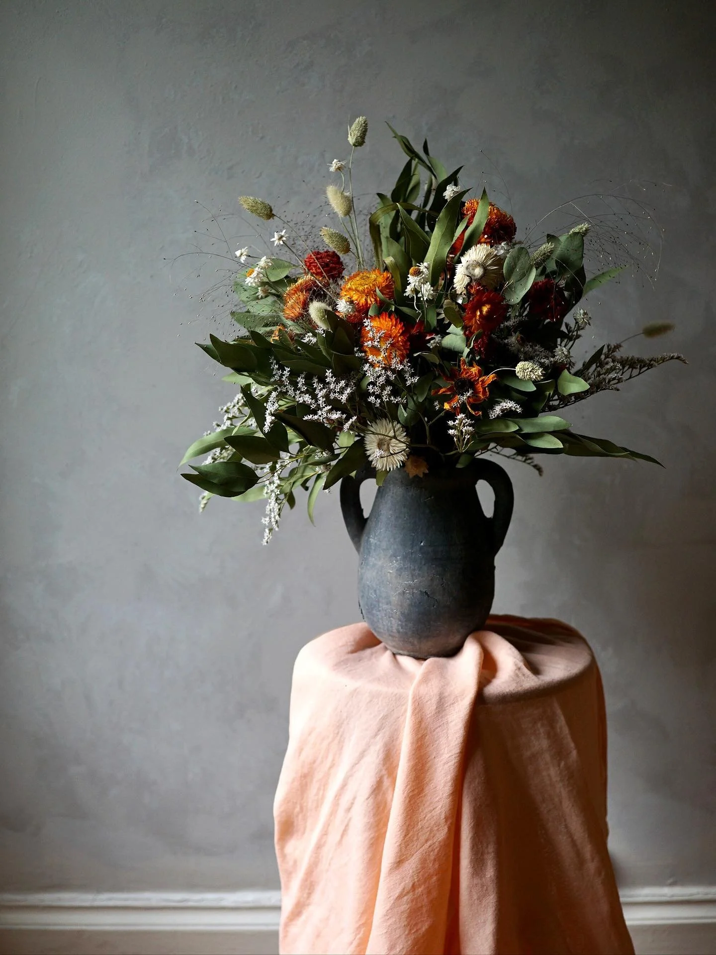 Two orange and white themed displays for an October wedding 🍂 
The bride chose these wonderful stone jars from @ivygreyinteriors and they ended up working perfectly with the orange dahlias and helichrysum 🧡
Many congratulations Maria!

🧡🧡🧡🧡🧡

