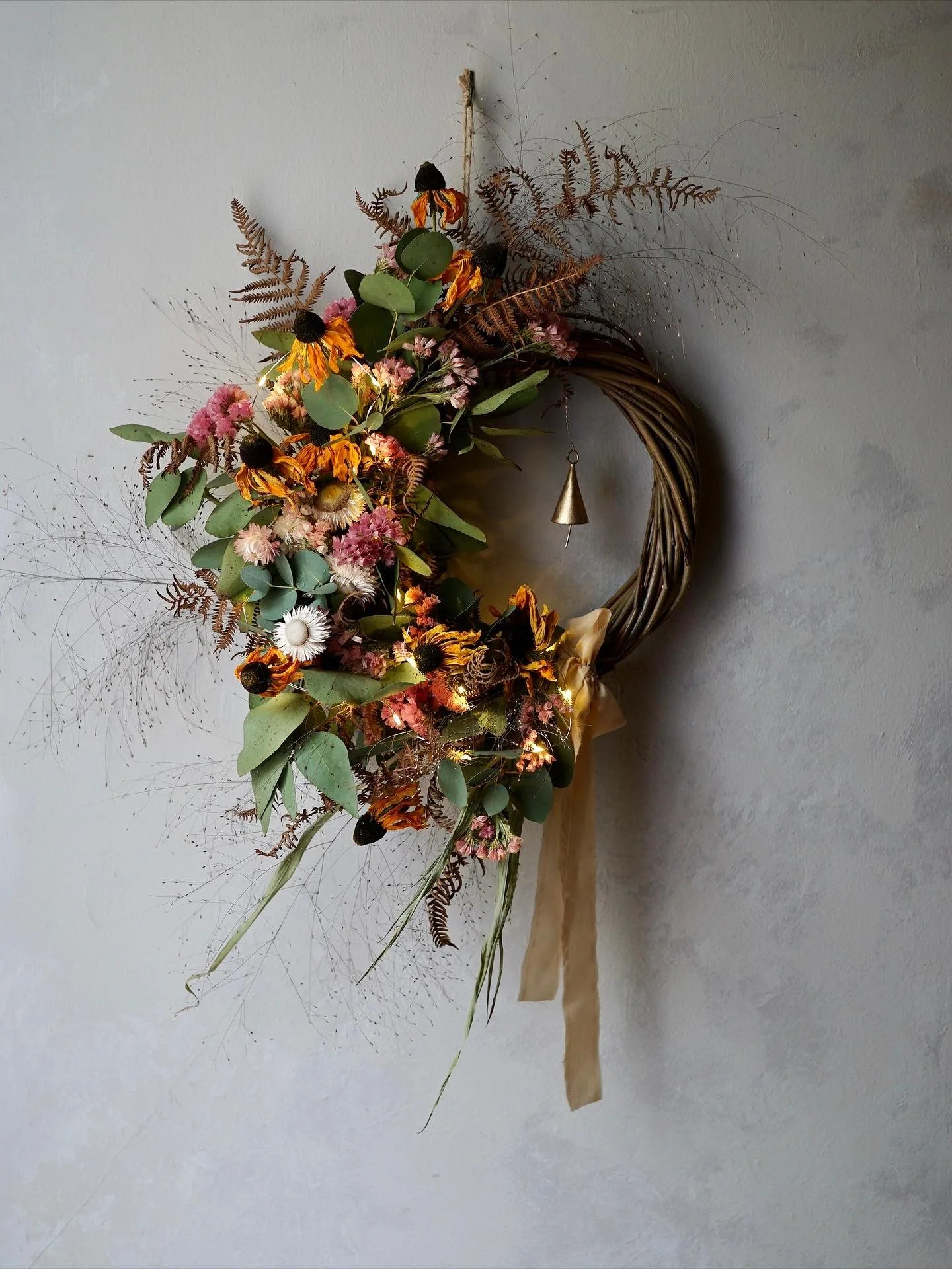 Make a beautiful dried flower wreath with me and paint a gorgeous set of baubles with Charlotte in our Christmas combo workshop ✨ 

Charlotte will guide you through painting three ceramic baubles that can be tied with pretty ribbons. I&rsquo;ll suppl