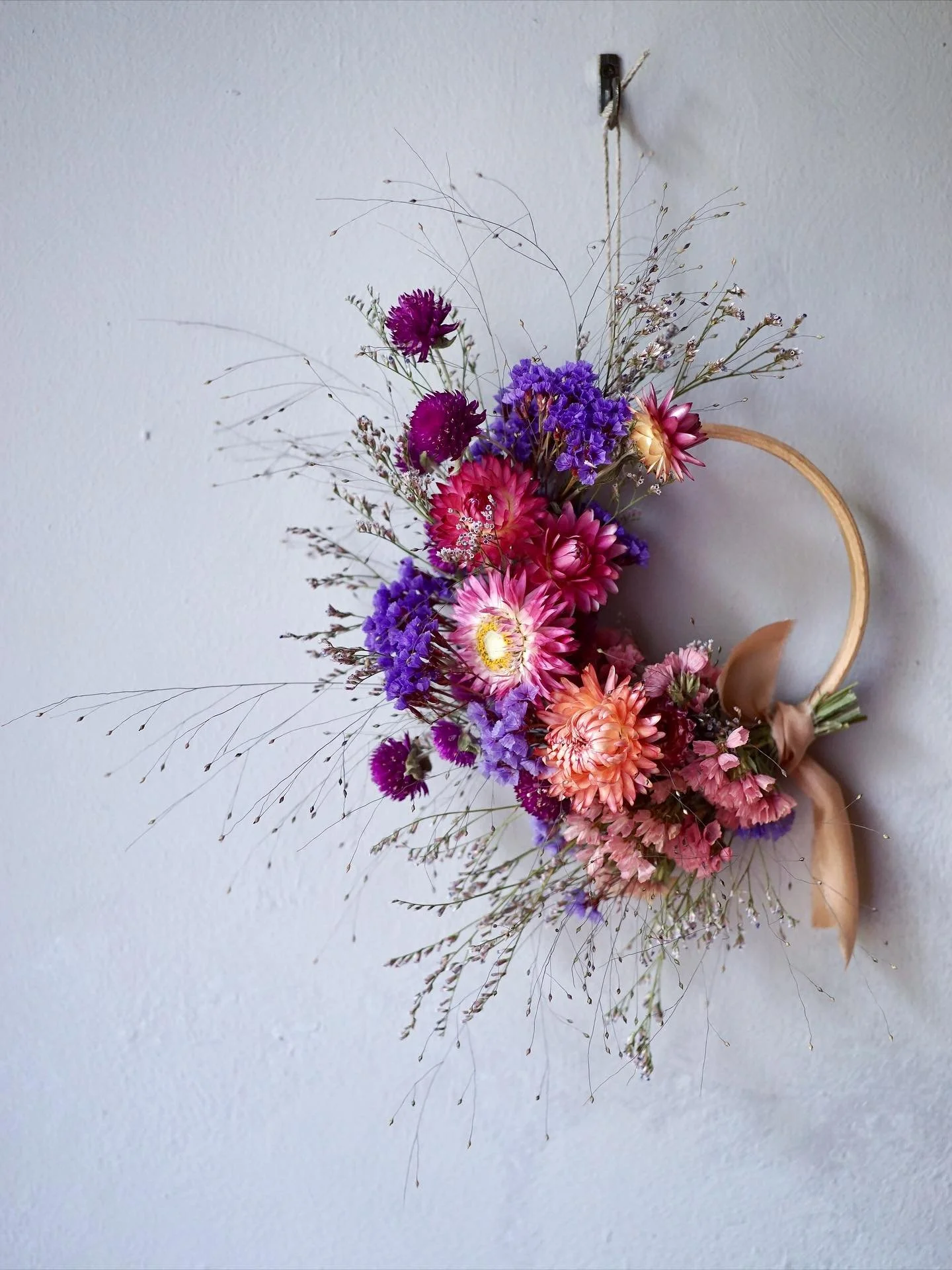A new mini wreath 💜 

Three different kinds of statice in this one &amp; I am loving using Panicum sprinkles grass in my wreaths 💚 

Wishing you a lovely weekend 🌞

#driedflowerwreath #driedflowerminiwreath #miniwreaths