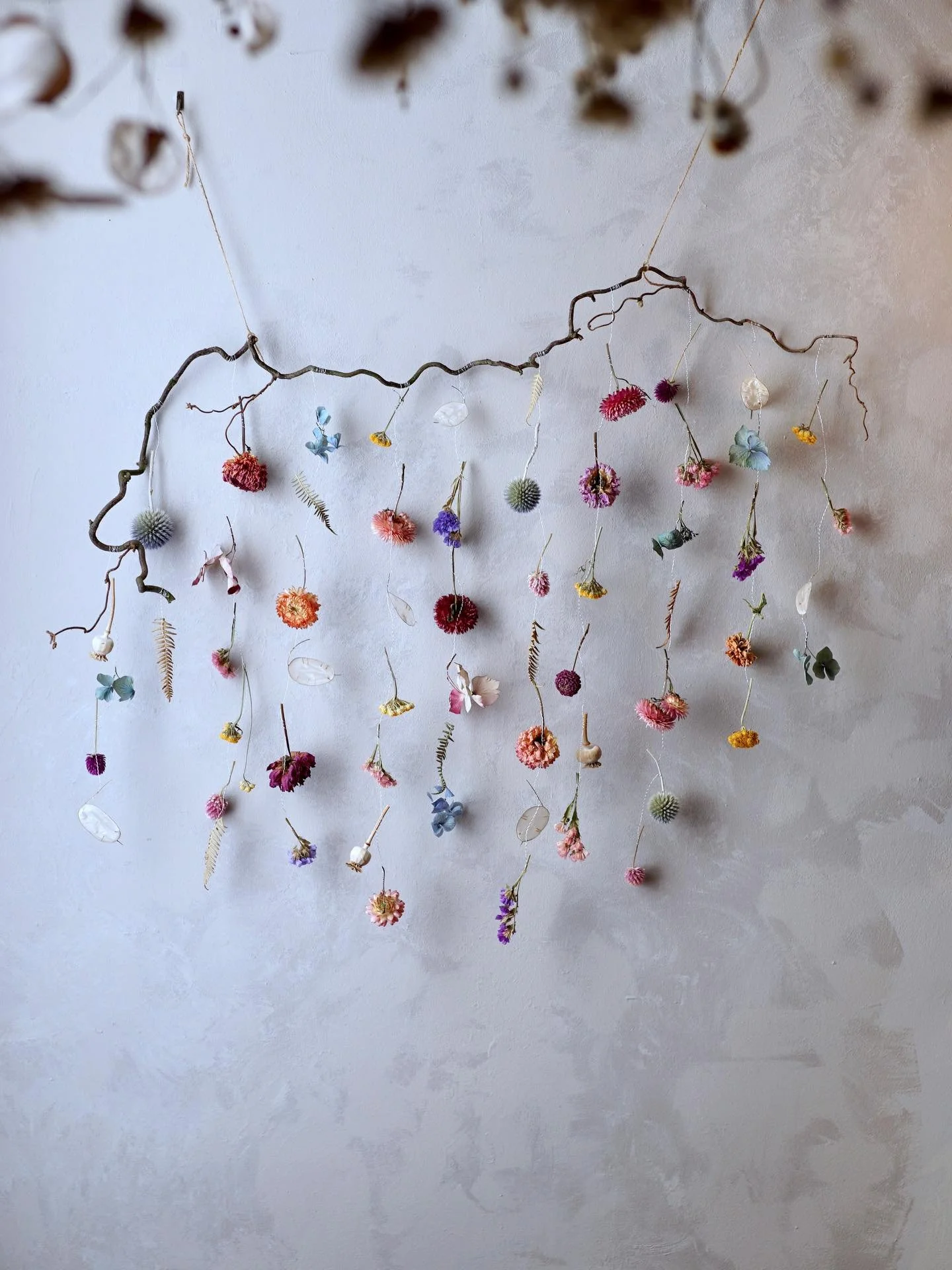 A hanging flowers branch made for Lynn&rsquo;s window 🩷 

This was a joy to make! I used large flowers so passersby can see them from the street, and in the spring it will all be perfectly framed by a pretty clematis vine 🌸 I hope it brings you lot