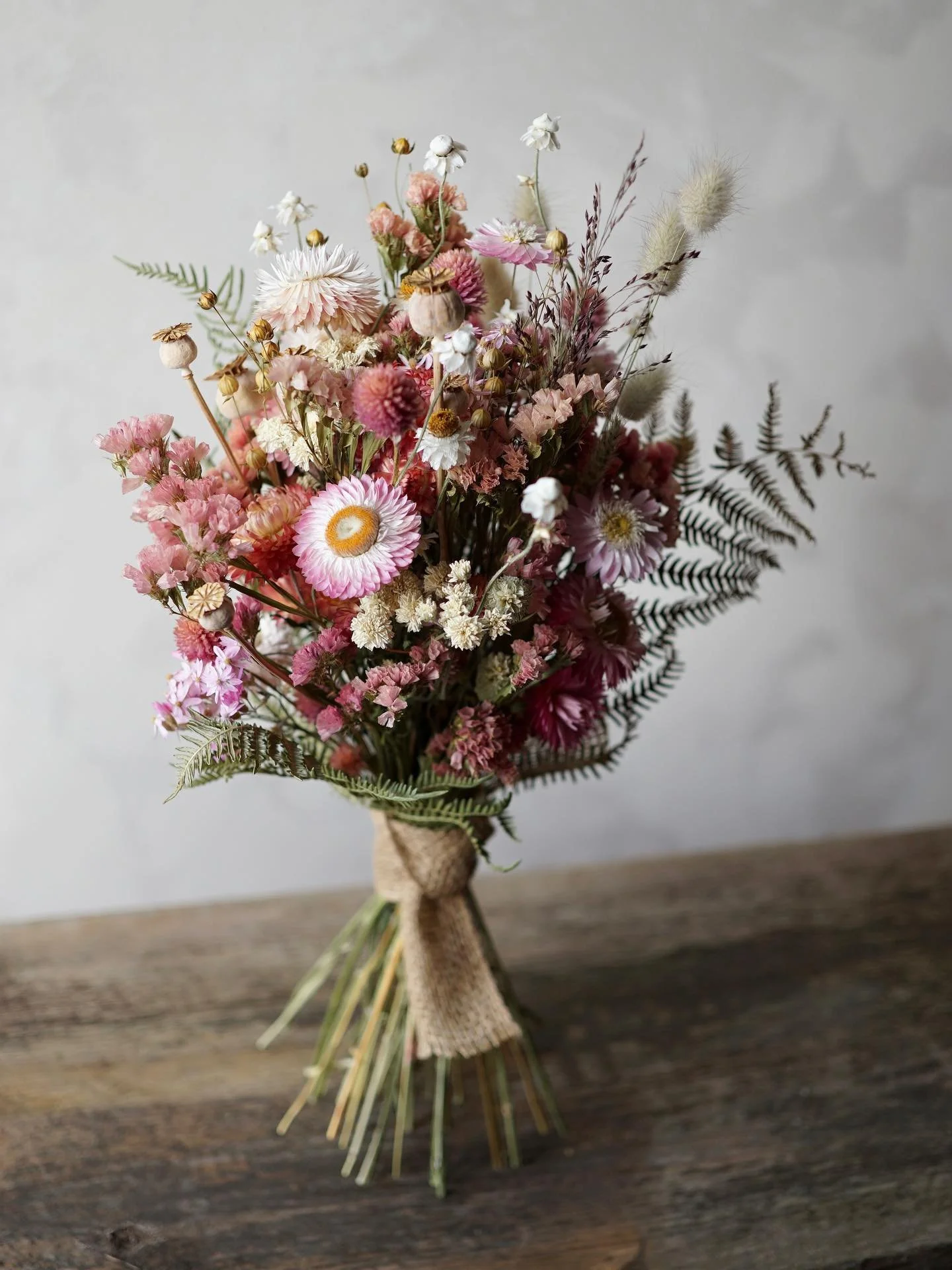 The pink and apricot colour theme seems to be very popular with bouquet orders 🧡
And that&rsquo;s fine with me &hellip; I love it too 💕☺️

🌸🌸🌸🌸🌸

#driedflowerbouquets #pinkdriedflowers #pinkandapricot #britishdriedflowers